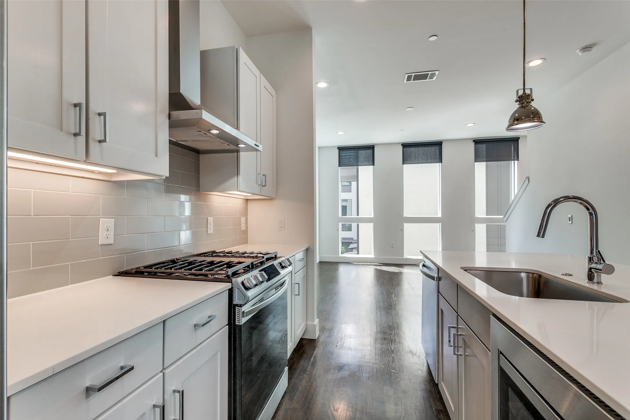 Townhouse For Rent in Dallas County , 4426 Cabell Drive 1105, Dallas, Texas 75204, 2 Bedroom, 3 Bathroom, 2 Garage spaces, 1,488 Sqft, built in 2019, mls#21374314, Real Estate Agent in Dallas, Homes For Rent in Dallas county, Homes For Rent in Dallas, Realtor in Dallas Texas, Real Estate Brokerage Independent Realty Texas, Luminita Cordes Realtor