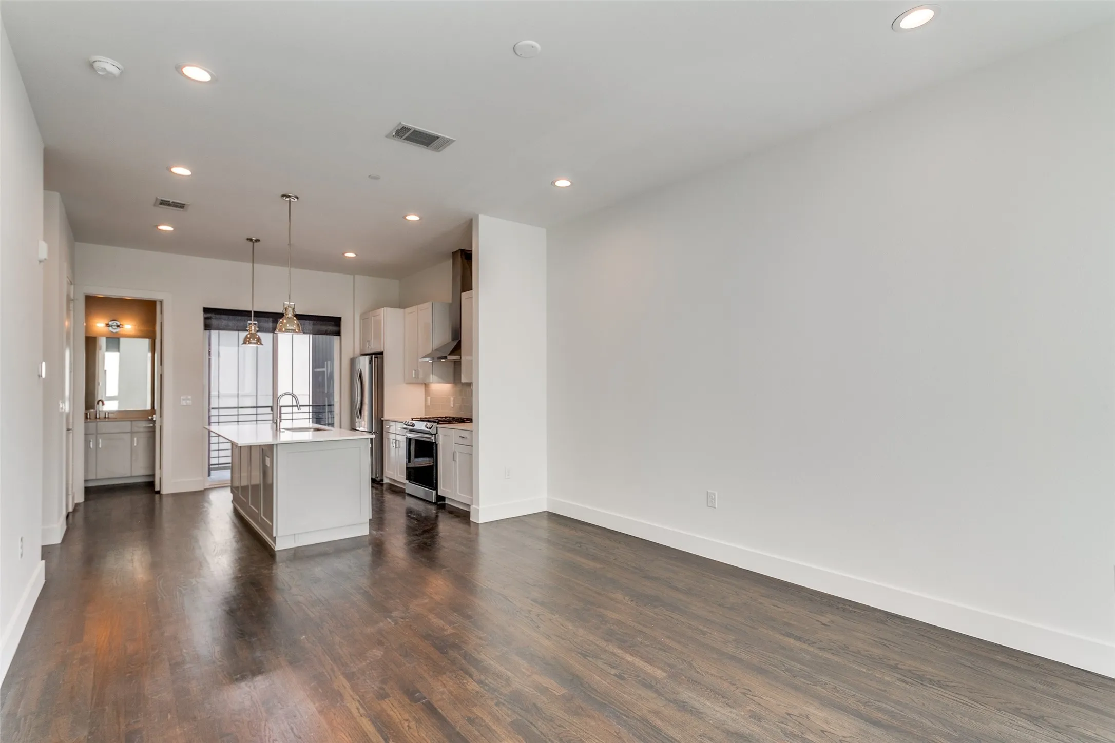 Townhouse For Rent in Dallas County , 4426 Cabell Drive 1105, Dallas, Texas 75204, 2 Bedroom, 3 Bathroom, 2 Garage spaces, 1,488 Sqft, built in 2019, mls#21374314, Real Estate Agent in Dallas, Homes For Rent in Dallas county, Homes For Rent in Dallas, Realtor in Dallas Texas, Real Estate Brokerage Independent Realty Texas, Luminita Cordes Realtor
