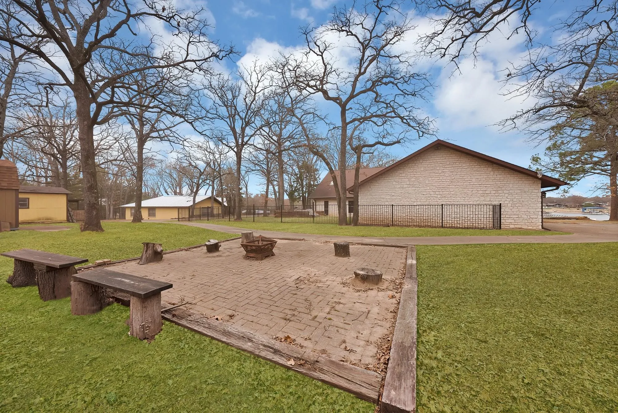 Single Family Residence For Rent in Hunt County , 9580 Brockrim Lane, Quinlan, Texas 75474, 5 Bedroom, 4 Bathroom, 2 Garage spaces, 3,790 Sqft, built in 1995, mls#21374350, Real Estate Agent in Quinlan, Homes For Rent in Hunt county, Homes For Rent in Quinlan, Realtor in Quinlan Texas, Real Estate Brokerage Independent Realty Texas, Luminita Cordes Realtor