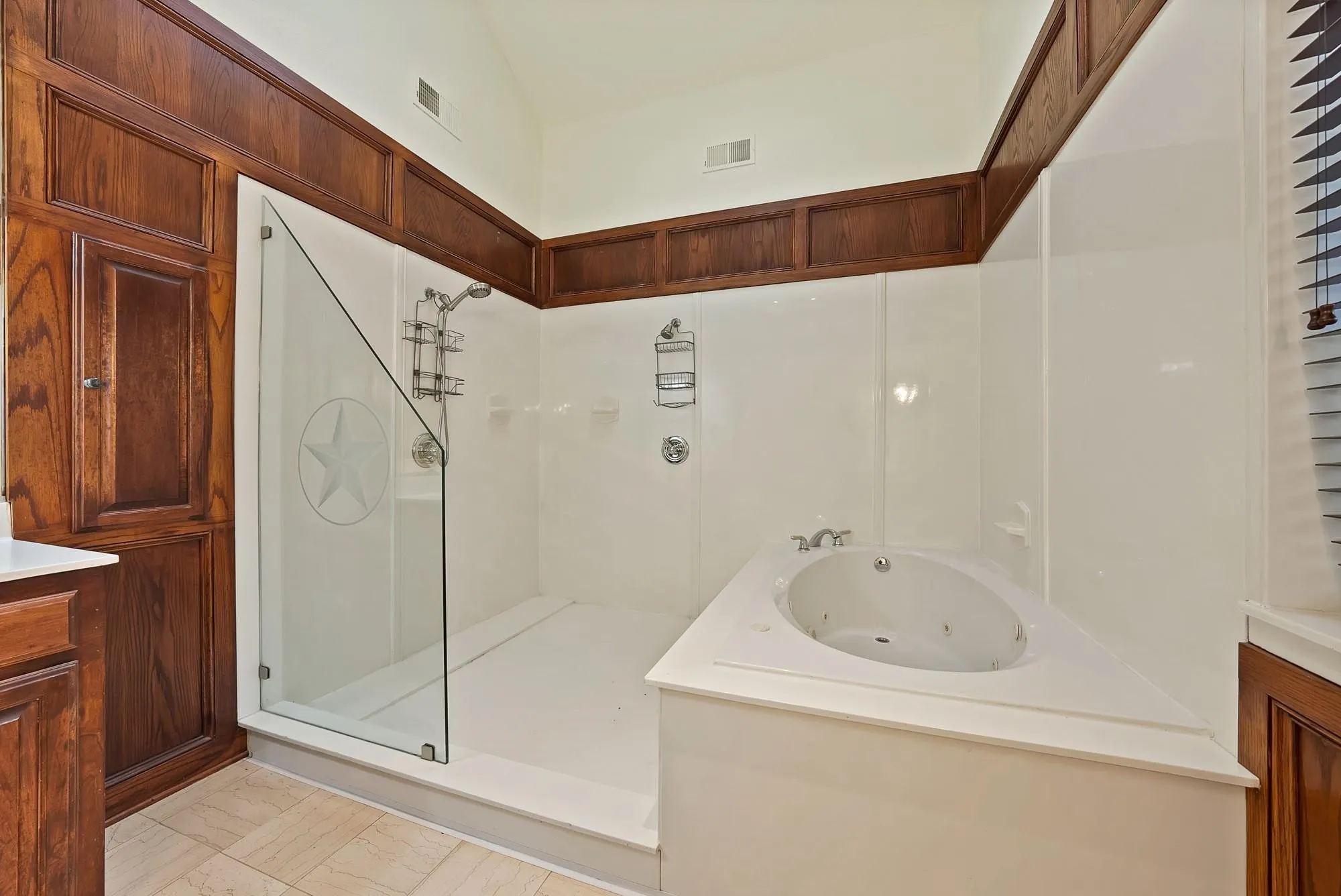 Single Family Residence For Rent in Hunt County , 9580 Brockrim Lane, Quinlan, Texas 75474, 5 Bedroom, 4 Bathroom, 2 Garage spaces, 3,790 Sqft, built in 1995, mls#21374350, Real Estate Agent in Quinlan, Homes For Rent in Hunt county, Homes For Rent in Quinlan, Realtor in Quinlan Texas, Real Estate Brokerage Independent Realty Texas, Luminita Cordes Realtor