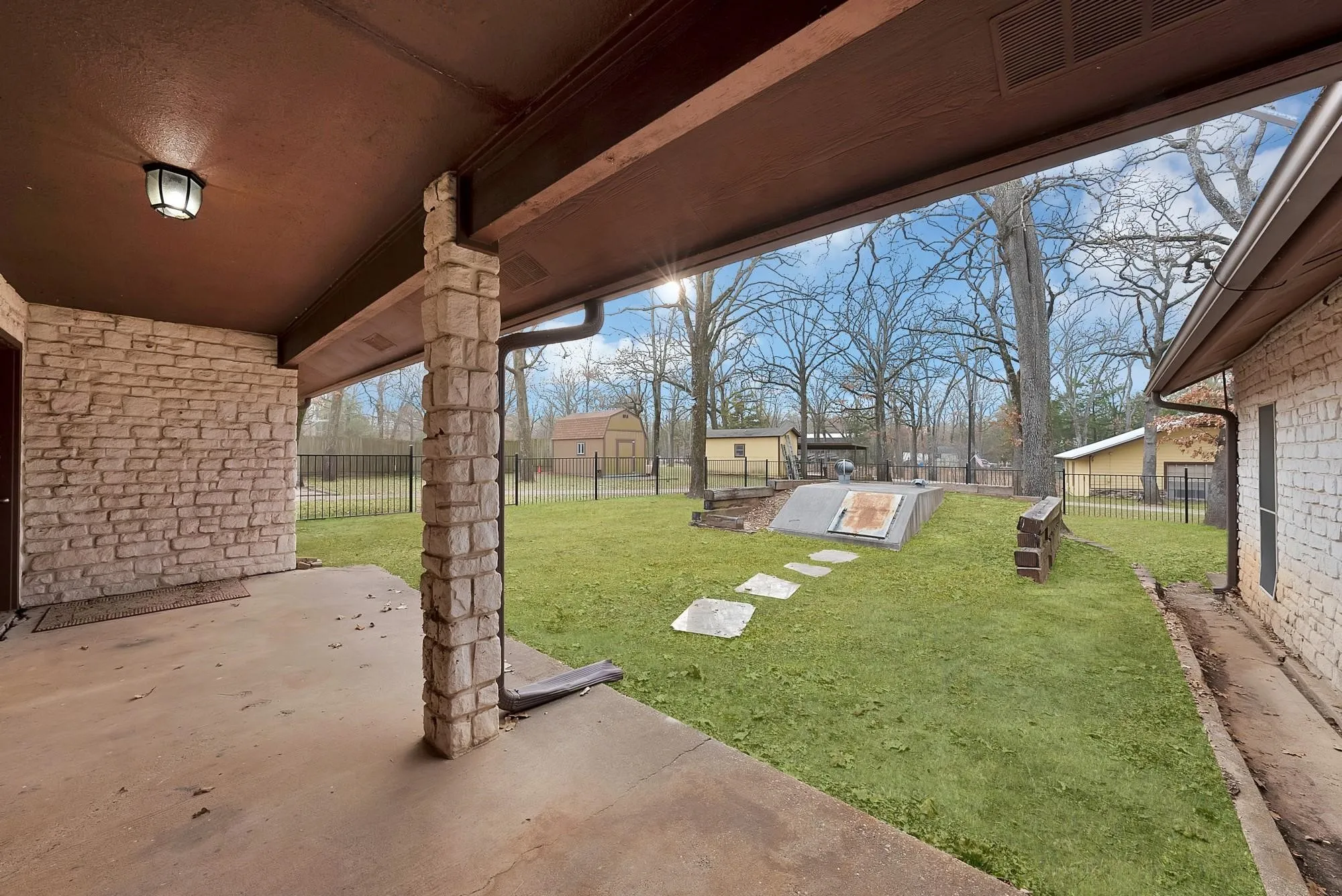 Single Family Residence For Rent in Hunt County , 9580 Brockrim Lane, Quinlan, Texas 75474, 5 Bedroom, 4 Bathroom, 2 Garage spaces, 3,790 Sqft, built in 1995, mls#21374350, Real Estate Agent in Quinlan, Homes For Rent in Hunt county, Homes For Rent in Quinlan, Realtor in Quinlan Texas, Real Estate Brokerage Independent Realty Texas, Luminita Cordes Realtor
