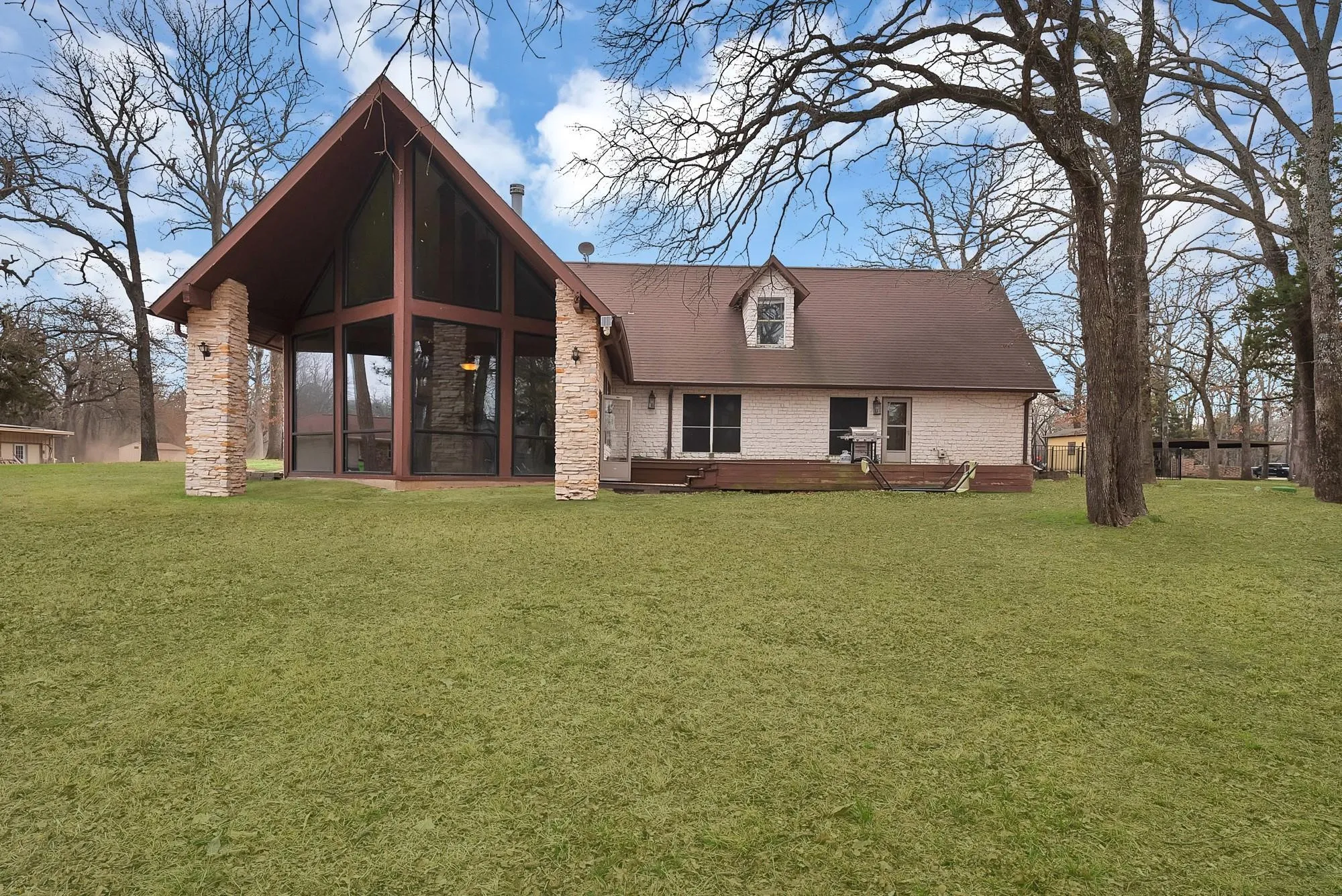 Single Family Residence For Rent in Hunt County , 9580 Brockrim Lane, Quinlan, Texas 75474, 5 Bedroom, 4 Bathroom, 2 Garage spaces, 3,790 Sqft, built in 1995, mls#21374350, Real Estate Agent in Quinlan, Homes For Rent in Hunt county, Homes For Rent in Quinlan, Realtor in Quinlan Texas, Real Estate Brokerage Independent Realty Texas, Luminita Cordes Realtor