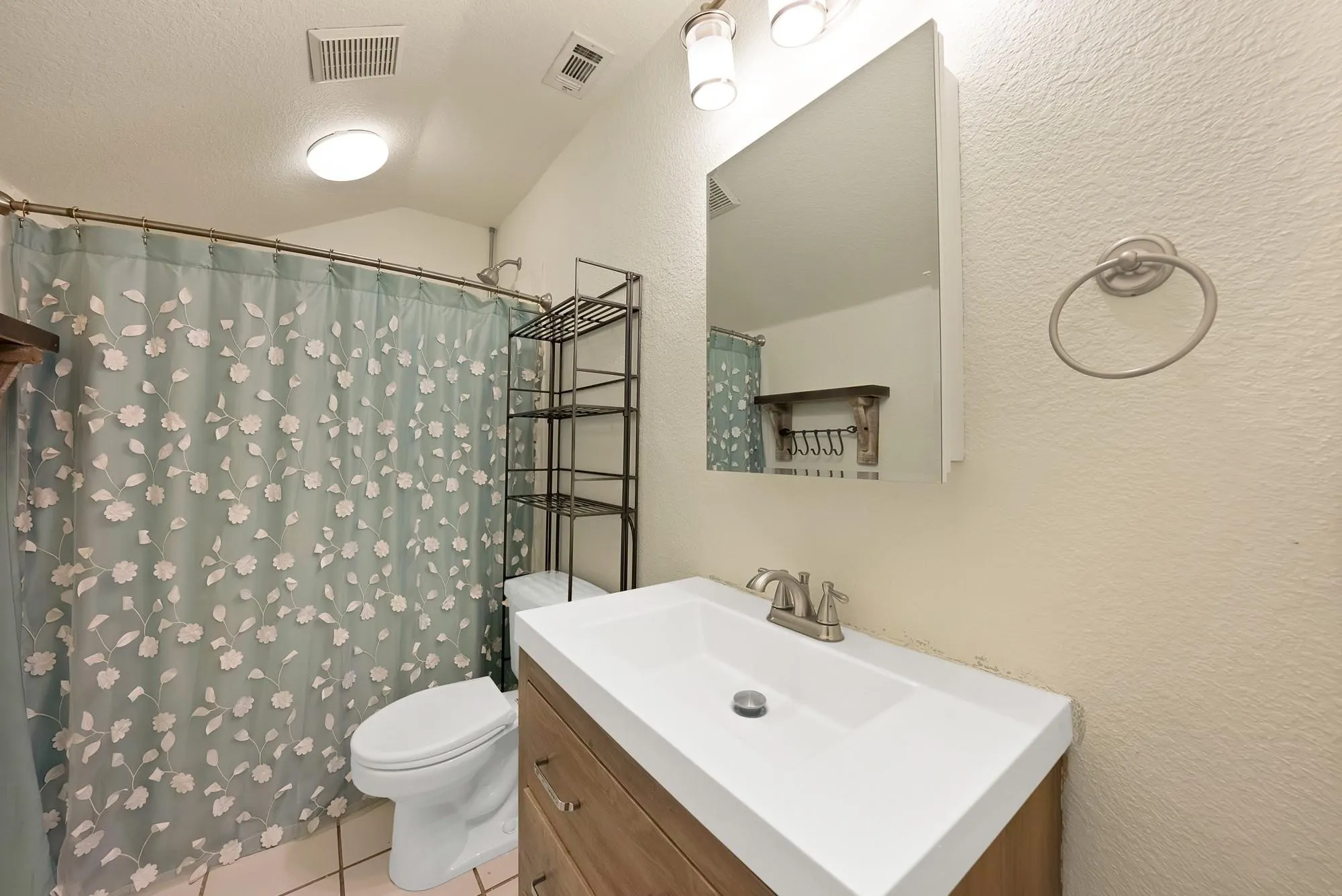 Single Family Residence For Rent in Hunt County , 9580 Brockrim Lane, Quinlan, Texas 75474, 5 Bedroom, 4 Bathroom, 2 Garage spaces, 3,790 Sqft, built in 1995, mls#21374350, Real Estate Agent in Quinlan, Homes For Rent in Hunt county, Homes For Rent in Quinlan, Realtor in Quinlan Texas, Real Estate Brokerage Independent Realty Texas, Luminita Cordes Realtor