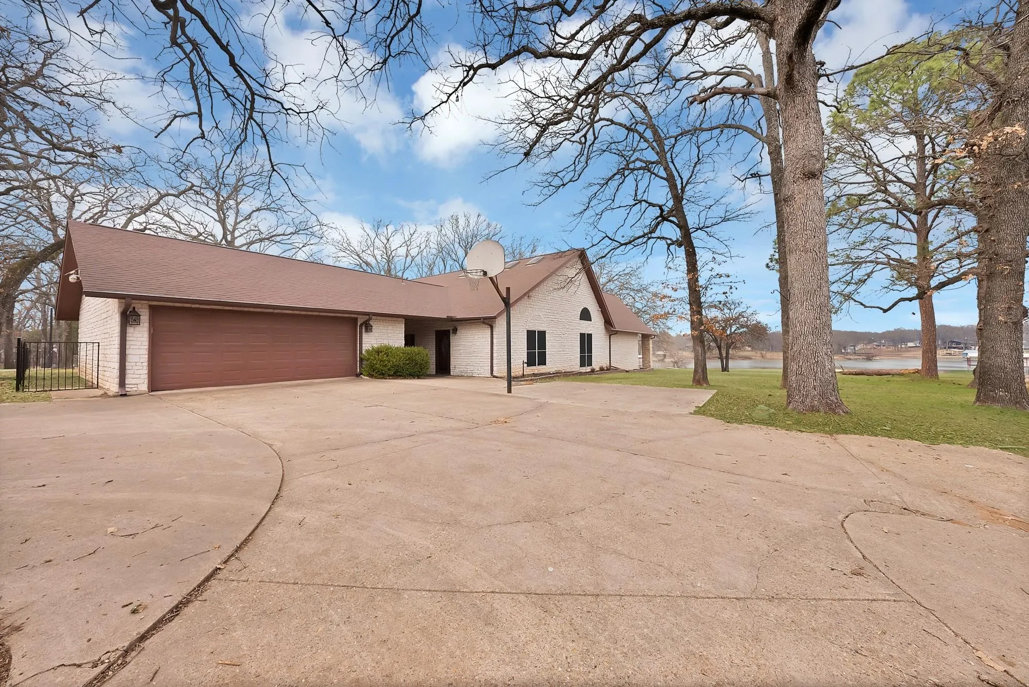 Single Family Residence For Rent in Hunt County , 9580 Brockrim Lane, Quinlan, Texas 75474, 5 Bedroom, 4 Bathroom, 2 Garage spaces, 3,790 Sqft, built in 1995, mls#21374350, Real Estate Agent in Quinlan, Homes For Rent in Hunt county, Homes For Rent in Quinlan, Realtor in Quinlan Texas, Real Estate Brokerage Independent Realty Texas, Luminita Cordes Realtor
