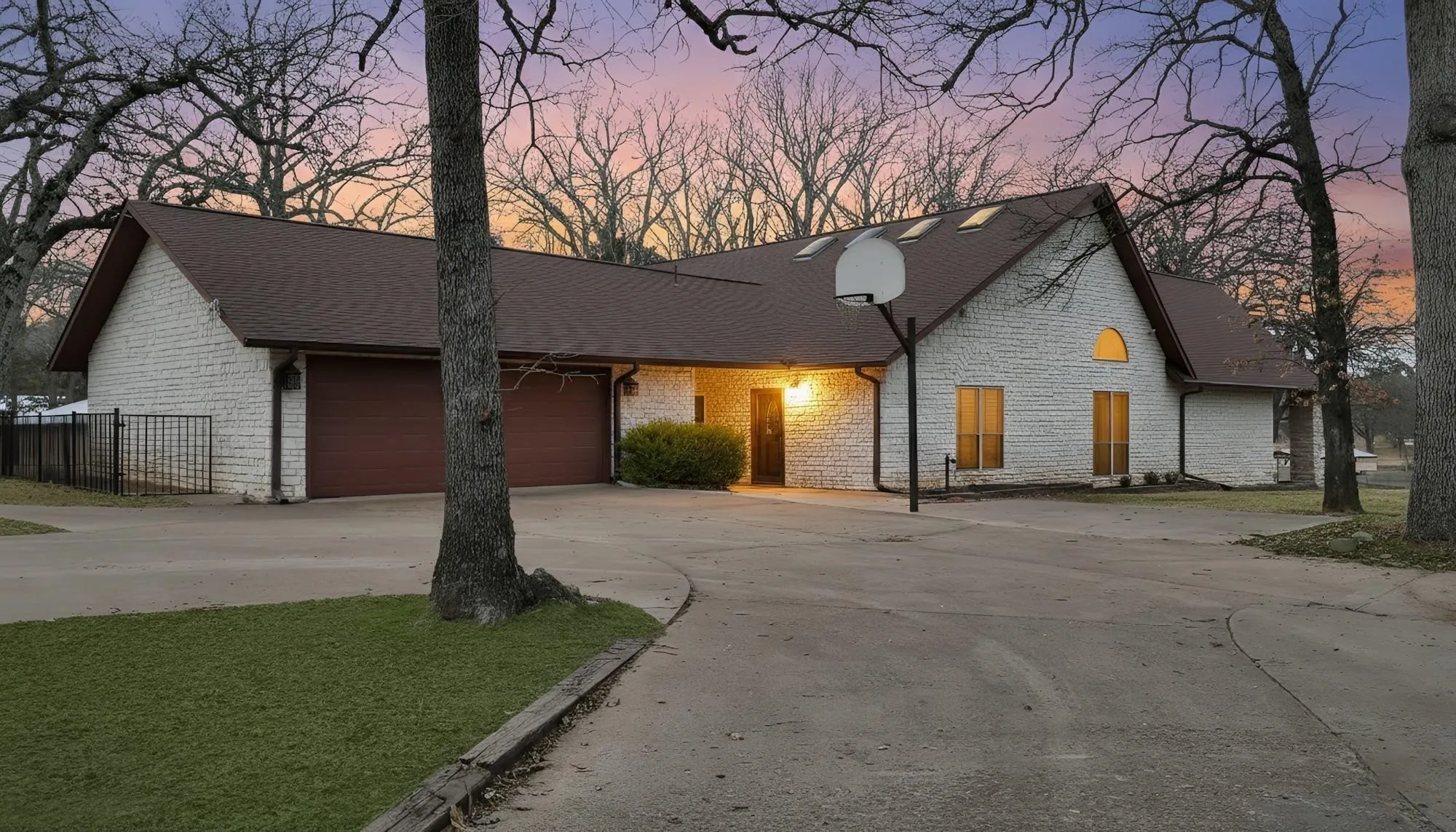 Single Family Residence For Rent in Hunt County , 9580 Brockrim Lane, Quinlan, Texas 75474, 5 Bedroom, 4 Bathroom, 2 Garage spaces, 3,790 Sqft, built in 1995, mls#21374350, Real Estate Agent in Quinlan, Homes For Rent in Hunt county, Homes For Rent in Quinlan, Realtor in Quinlan Texas, Real Estate Brokerage Independent Realty Texas, Luminita Cordes Realtor