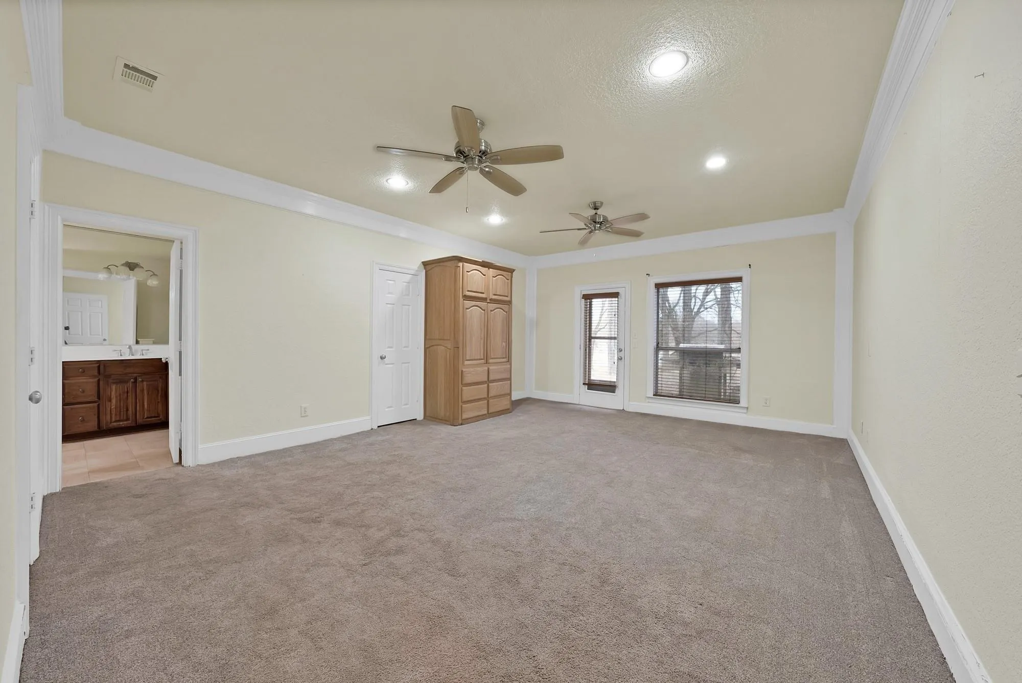 Single Family Residence For Rent in Hunt County , 9580 Brockrim Lane, Quinlan, Texas 75474, 5 Bedroom, 4 Bathroom, 2 Garage spaces, 3,790 Sqft, built in 1995, mls#21374350, Real Estate Agent in Quinlan, Homes For Rent in Hunt county, Homes For Rent in Quinlan, Realtor in Quinlan Texas, Real Estate Brokerage Independent Realty Texas, Luminita Cordes Realtor