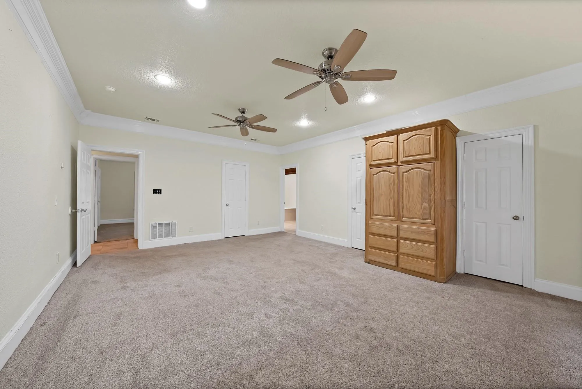 Single Family Residence For Rent in Hunt County , 9580 Brockrim Lane, Quinlan, Texas 75474, 5 Bedroom, 4 Bathroom, 2 Garage spaces, 3,790 Sqft, built in 1995, mls#21374350, Real Estate Agent in Quinlan, Homes For Rent in Hunt county, Homes For Rent in Quinlan, Realtor in Quinlan Texas, Real Estate Brokerage Independent Realty Texas, Luminita Cordes Realtor
