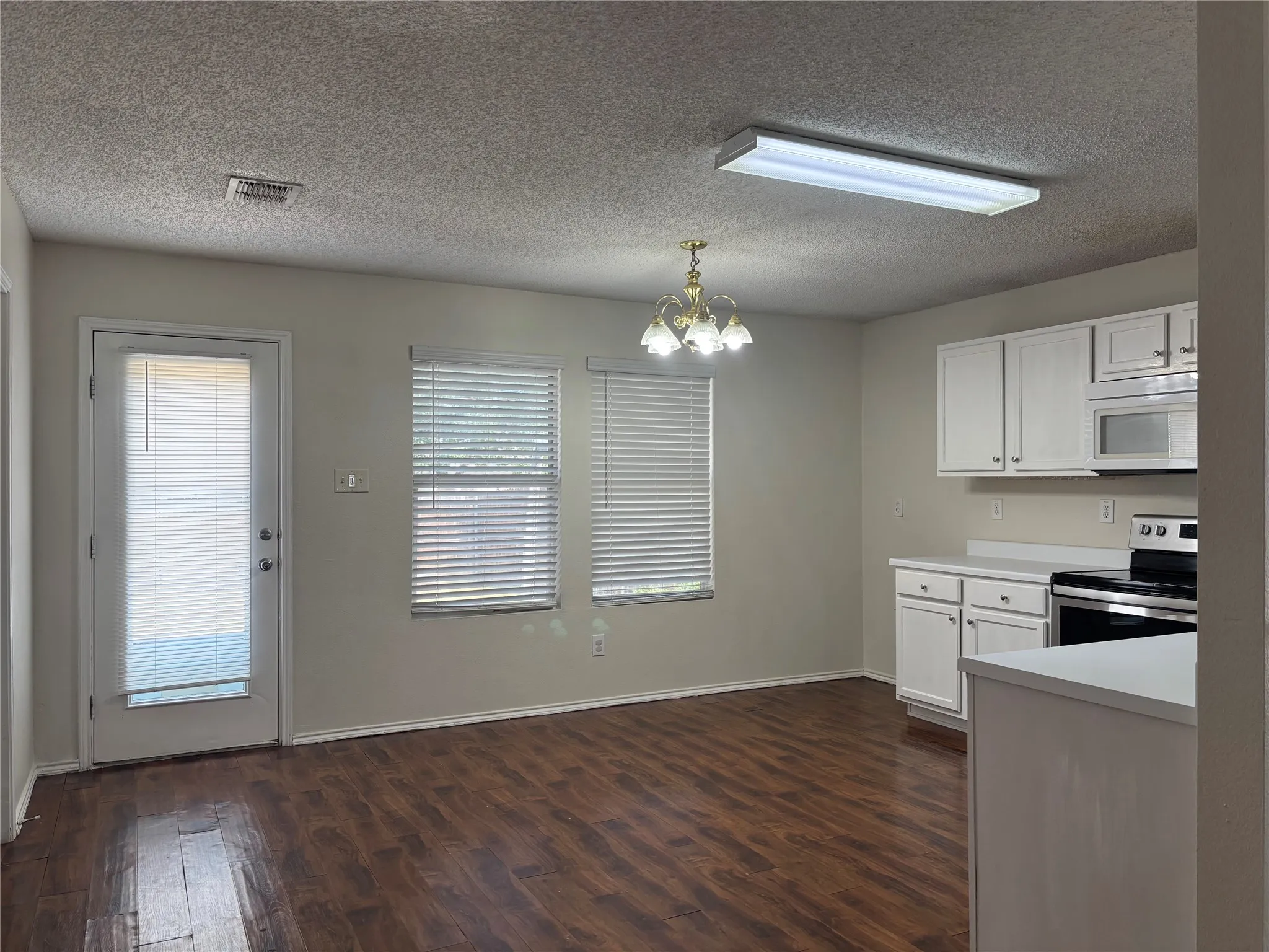 Single Family Residence For Rent in Denton County , 2503 W Cherry Drive, Little Elm, Texas 75068, 3 Bedroom, 2 Bathroom, 2 Garage spaces, 1,647 Sqft, built in 1999, mls#21374352, Real Estate Agent in Little Elm, Homes For Rent in Denton county, Homes For Rent in Little Elm, Realtor in Little Elm Texas, Real Estate Brokerage Independent Realty Texas, Luminita Cordes Realtor