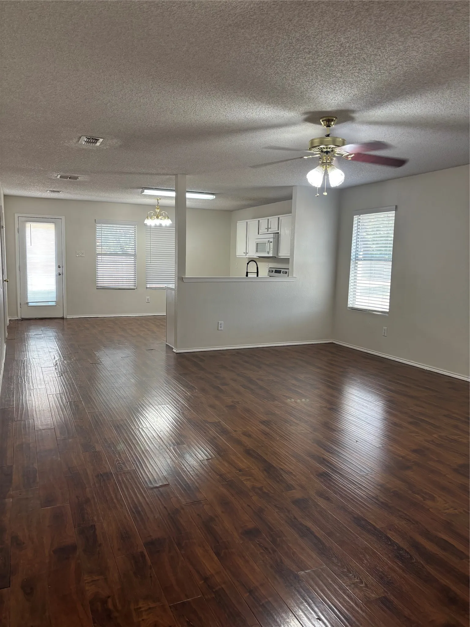 Single Family Residence For Rent in Denton County , 2503 W Cherry Drive, Little Elm, Texas 75068, 3 Bedroom, 2 Bathroom, 2 Garage spaces, 1,647 Sqft, built in 1999, mls#21374352, Real Estate Agent in Little Elm, Homes For Rent in Denton county, Homes For Rent in Little Elm, Realtor in Little Elm Texas, Real Estate Brokerage Independent Realty Texas, Luminita Cordes Realtor