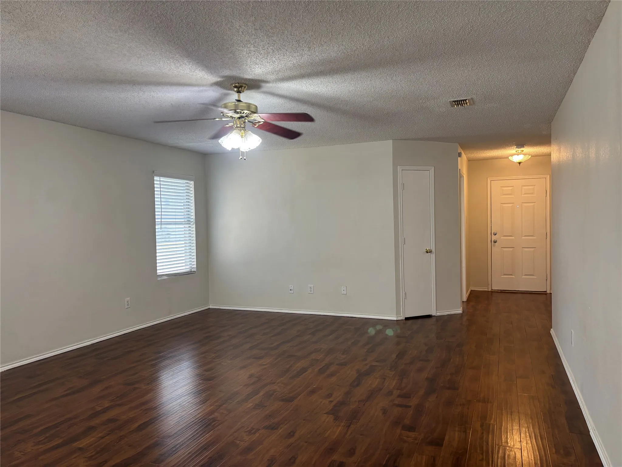 Single Family Residence For Rent in Denton County , 2503 W Cherry Drive, Little Elm, Texas 75068, 3 Bedroom, 2 Bathroom, 2 Garage spaces, 1,647 Sqft, built in 1999, mls#21374352, Real Estate Agent in Little Elm, Homes For Rent in Denton county, Homes For Rent in Little Elm, Realtor in Little Elm Texas, Real Estate Brokerage Independent Realty Texas, Luminita Cordes Realtor