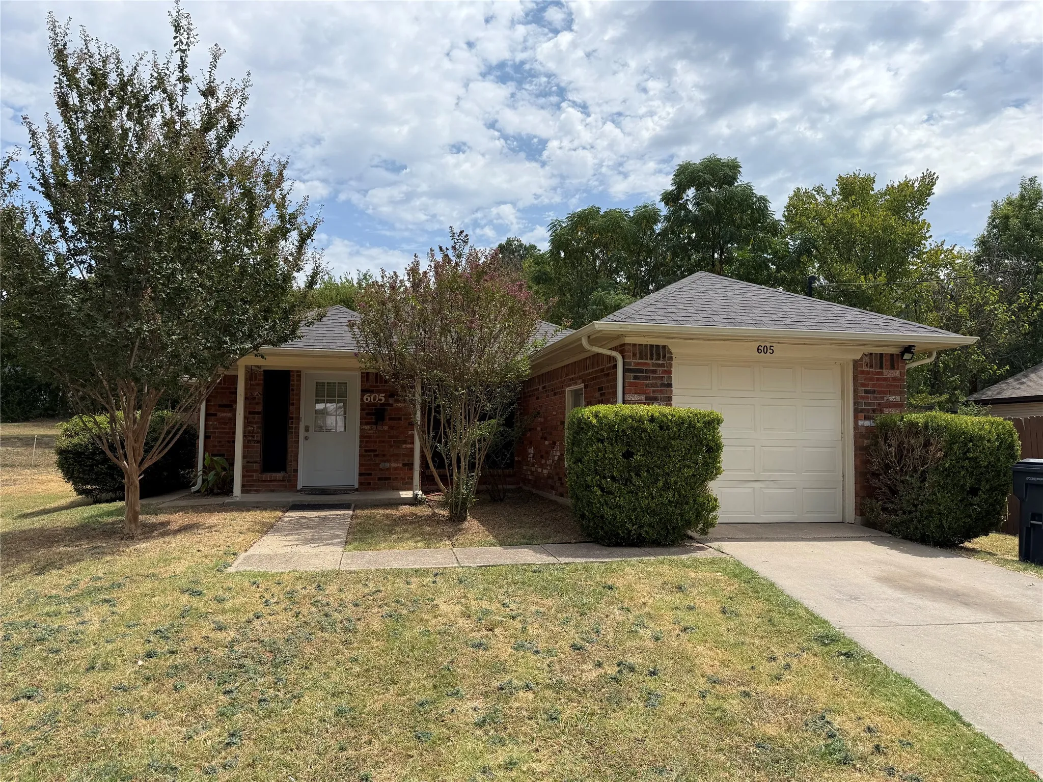 Single Family Residence For Rent in Collin County , 605 Baker Street, Mc Kinney, Texas 75069, 3 Bedroom, 2 Bathroom, 1 Garage spaces, 1,245 Sqft, built in 1985, mls#21374338, Real Estate Agent in Mc Kinney, Homes For Rent in Collin county, Homes For Rent in Mc Kinney, Realtor in Mc Kinney Texas, Real Estate Brokerage Independent Realty Texas, Luminita Cordes Realtor