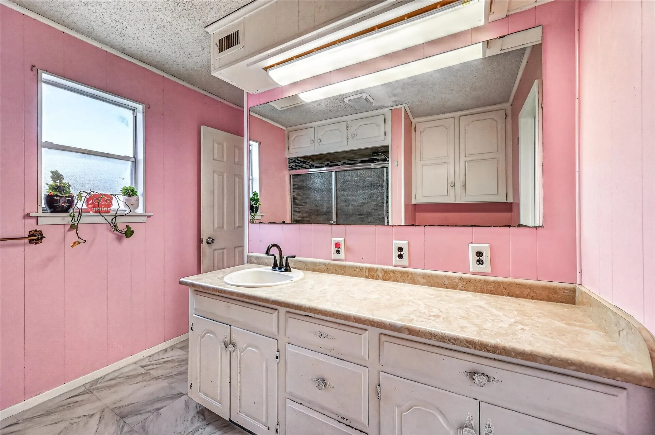Single Family Residence For Sale in Tarrant County , 5800 Isbell Street, Sansom Park, Texas 76114, 6 Bedroom, 4 Bathroom, Garage spaces, 2,507 Sqft, built in 1952, mls#21372629, Real Estate Agent in Sansom Park, Homes For Sale in Tarrant county, Homes For Sale in Sansom Park, Realtor in Sansom Park Texas, Real Estate Brokerage Independent Realty Texas, Luminita Cordes Realtor