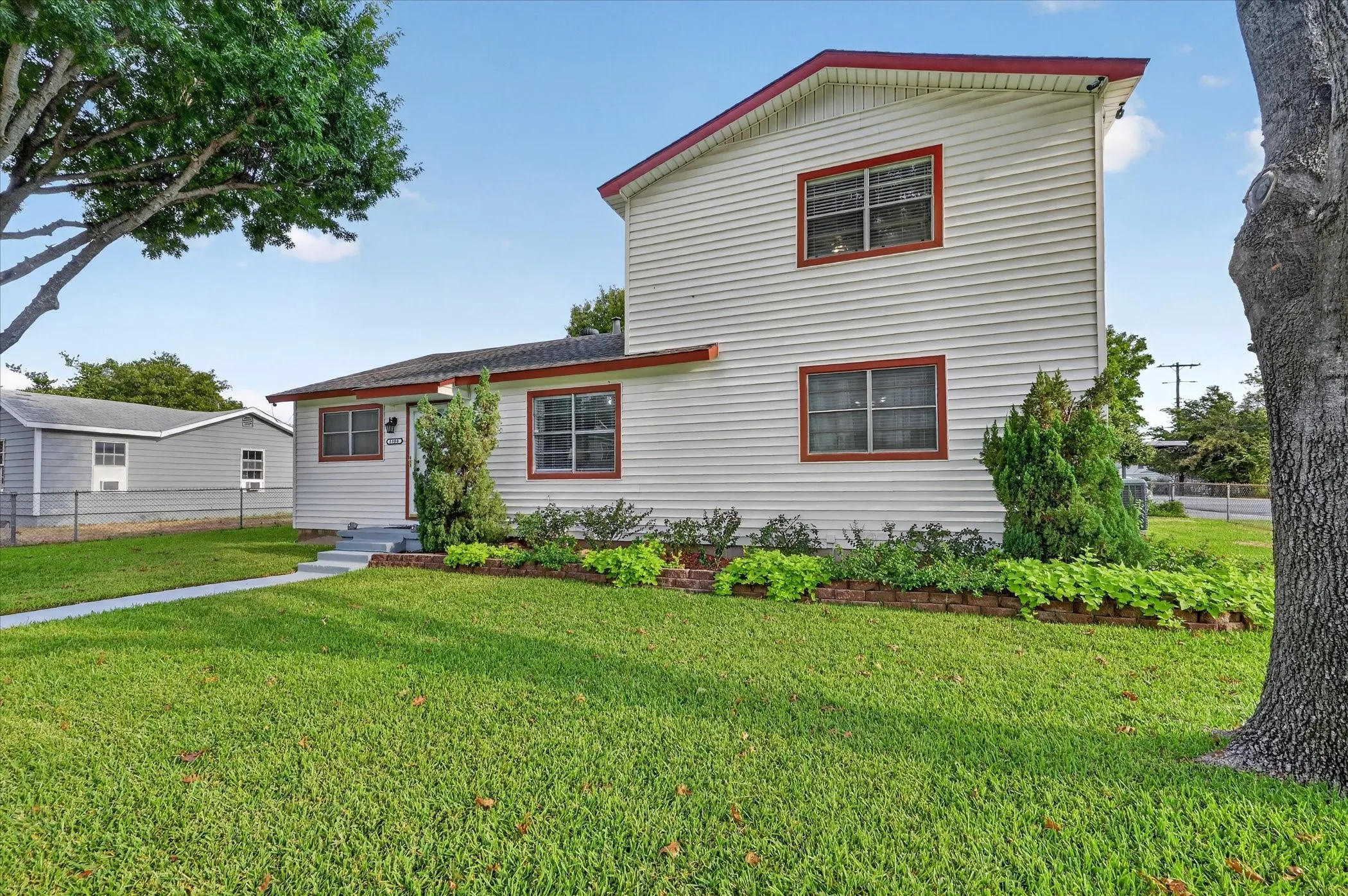 Single Family Residence For Sale in Tarrant County , 5800 Isbell Street, Sansom Park, Texas 76114, 6 Bedroom, 4 Bathroom, Garage spaces, 2,507 Sqft, built in 1952, mls#21372629, Real Estate Agent in Sansom Park, Homes For Sale in Tarrant county, Homes For Sale in Sansom Park, Realtor in Sansom Park Texas, Real Estate Brokerage Independent Realty Texas, Luminita Cordes Realtor