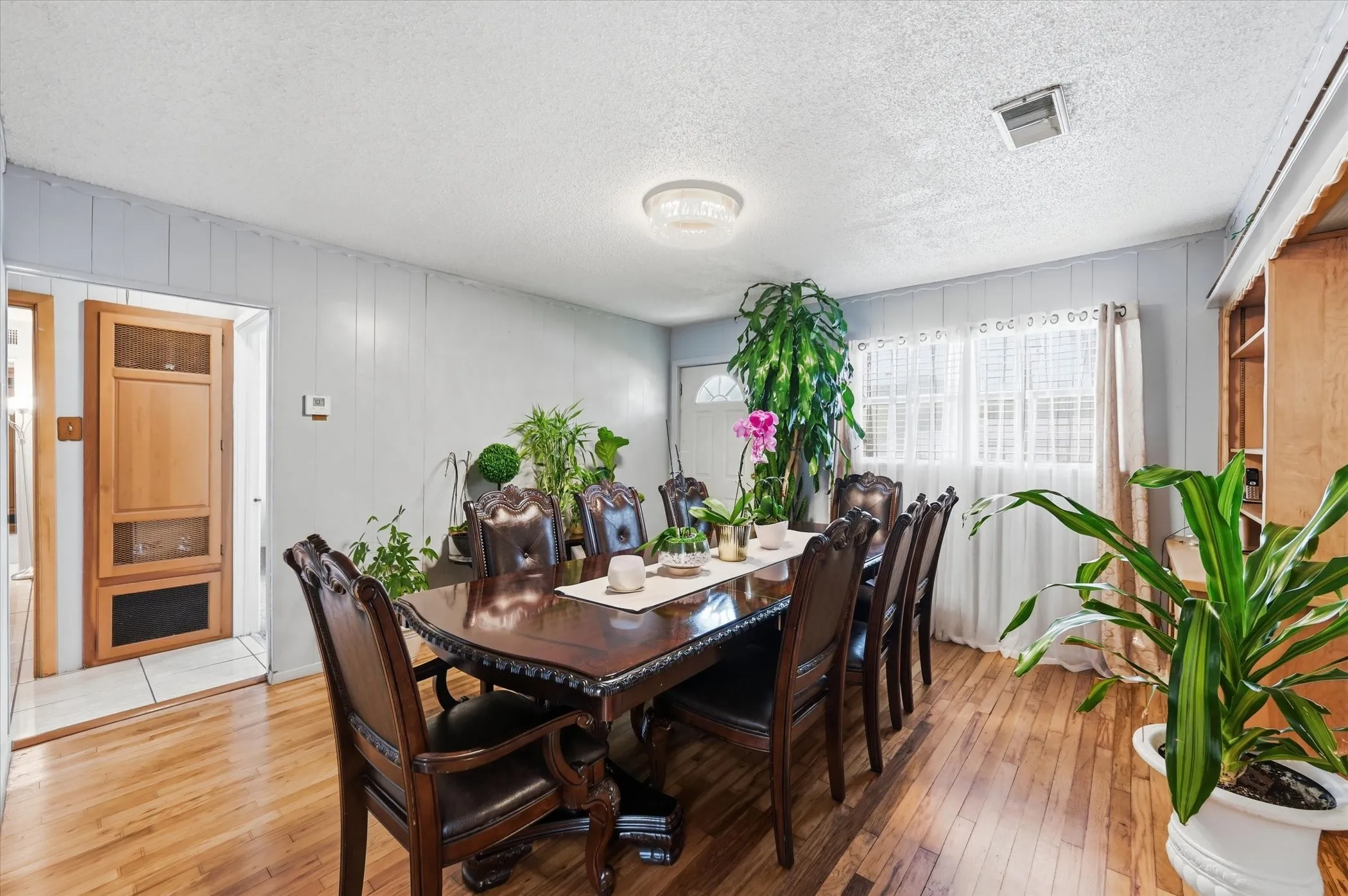 Single Family Residence For Sale in Tarrant County , 5800 Isbell Street, Sansom Park, Texas 76114, 6 Bedroom, 4 Bathroom, Garage spaces, 2,507 Sqft, built in 1952, mls#21372629, Real Estate Agent in Sansom Park, Homes For Sale in Tarrant county, Homes For Sale in Sansom Park, Realtor in Sansom Park Texas, Real Estate Brokerage Independent Realty Texas, Luminita Cordes Realtor