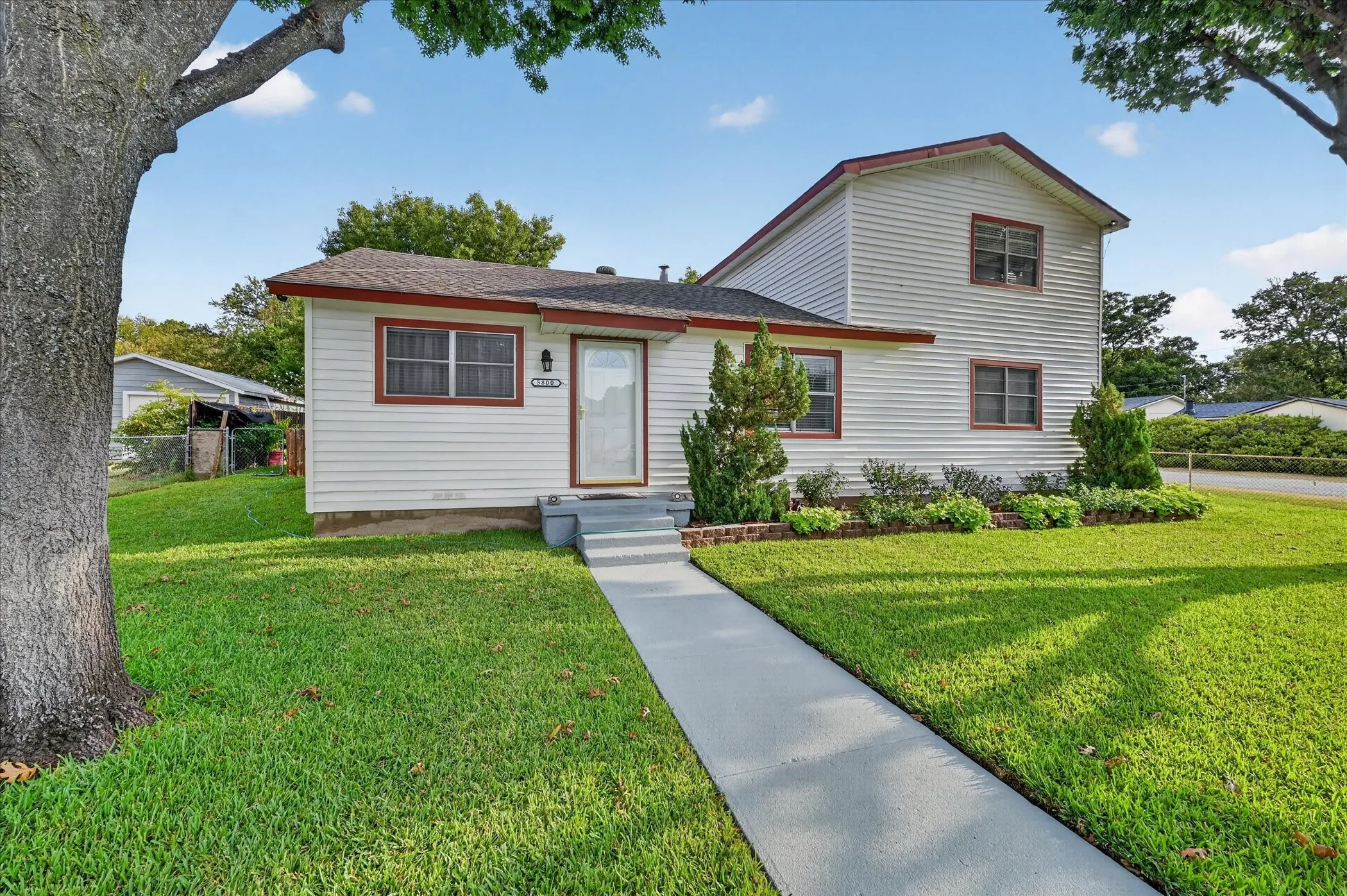 Single Family Residence For Sale in Tarrant County , 5800 Isbell Street, Sansom Park, Texas 76114, 6 Bedroom, 4 Bathroom, Garage spaces, 2,507 Sqft, built in 1952, mls#21372629, Real Estate Agent in Sansom Park, Homes For Sale in Tarrant county, Homes For Sale in Sansom Park, Realtor in Sansom Park Texas, Real Estate Brokerage Independent Realty Texas, Luminita Cordes Realtor