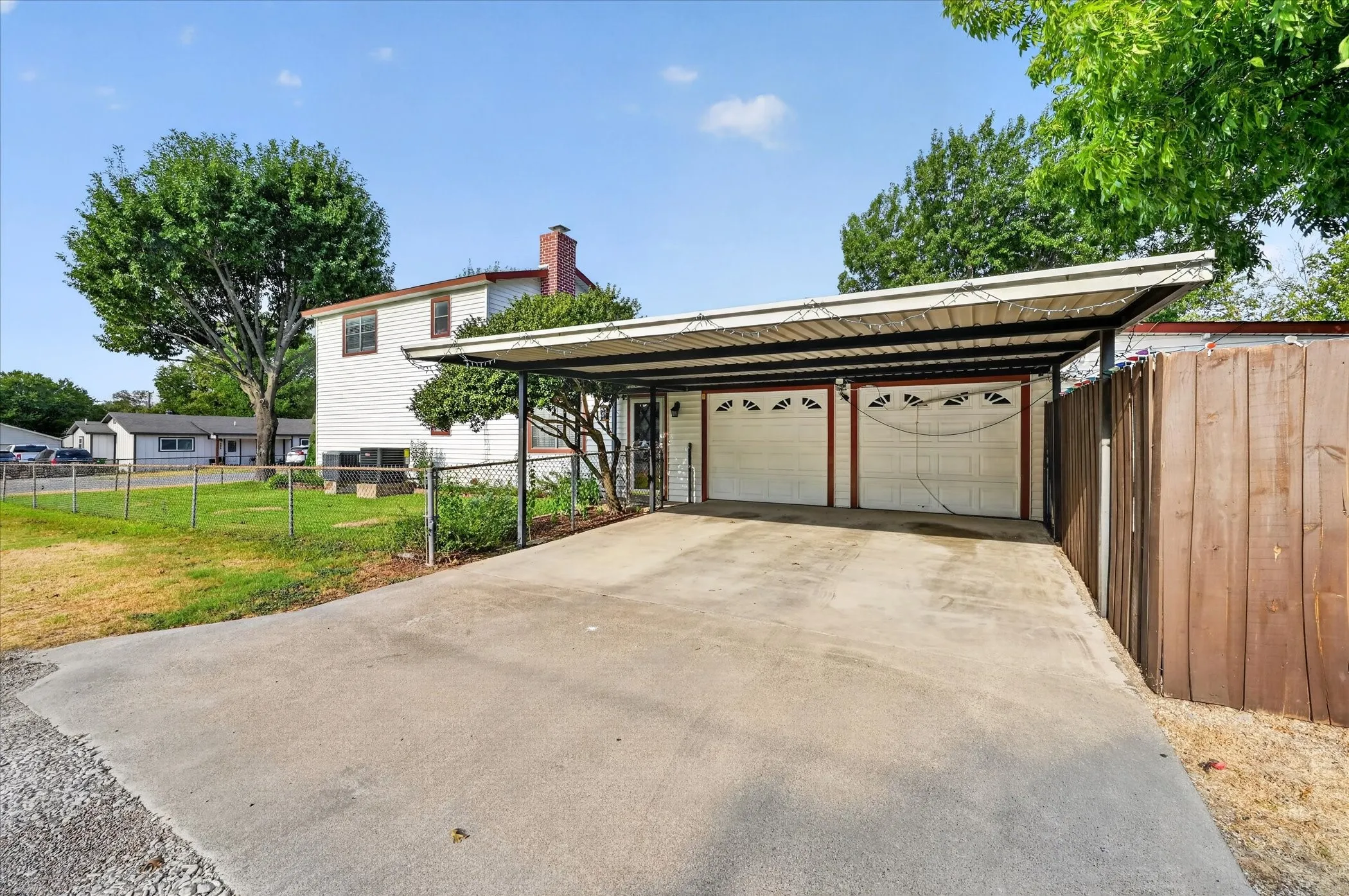 Single Family Residence For Sale in Tarrant County , 5800 Isbell Street, Sansom Park, Texas 76114, 6 Bedroom, 4 Bathroom, Garage spaces, 2,507 Sqft, built in 1952, mls#21372629, Real Estate Agent in Sansom Park, Homes For Sale in Tarrant county, Homes For Sale in Sansom Park, Realtor in Sansom Park Texas, Real Estate Brokerage Independent Realty Texas, Luminita Cordes Realtor