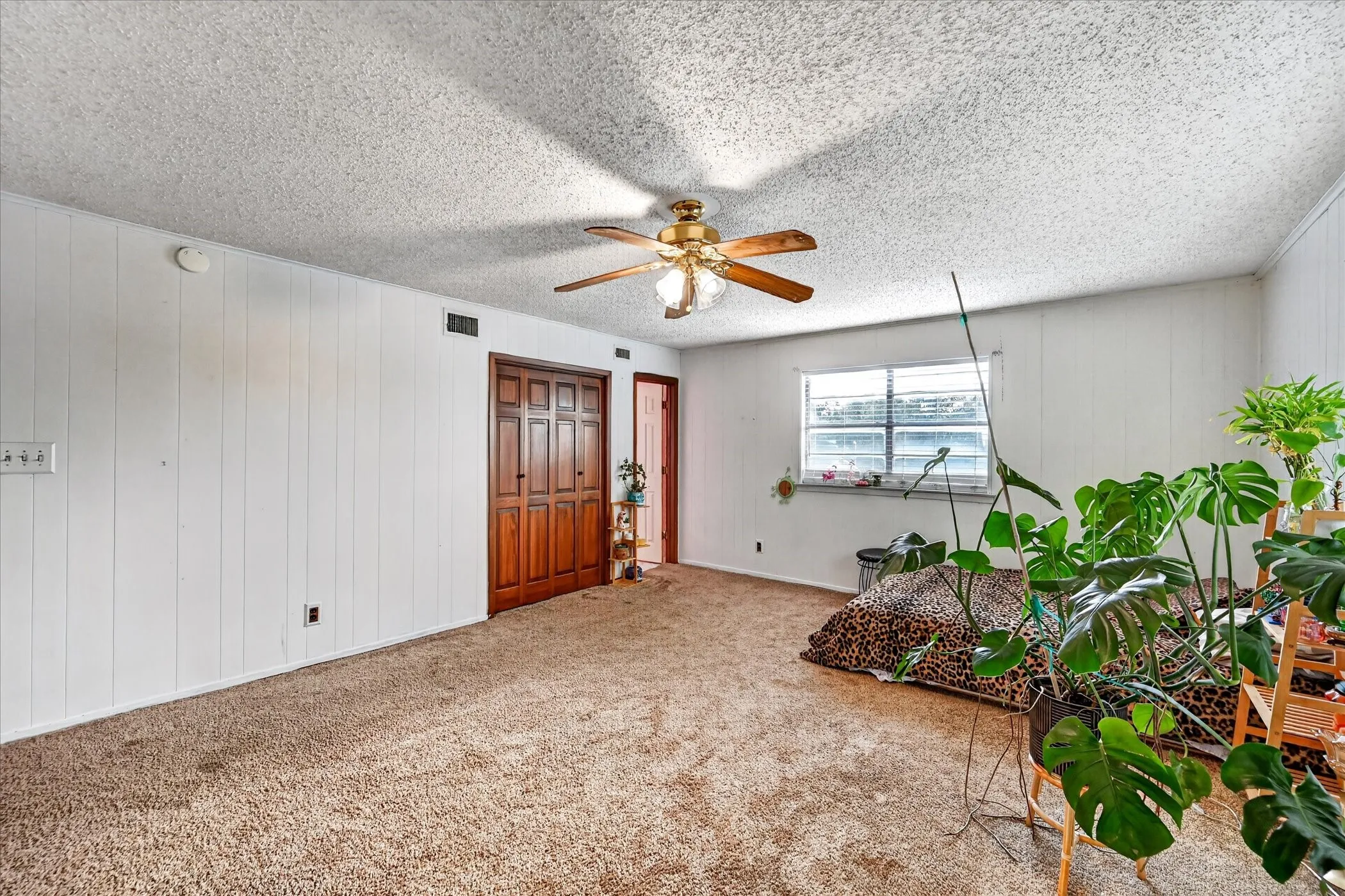 Single Family Residence For Sale in Tarrant County , 5800 Isbell Street, Sansom Park, Texas 76114, 6 Bedroom, 4 Bathroom, Garage spaces, 2,507 Sqft, built in 1952, mls#21372629, Real Estate Agent in Sansom Park, Homes For Sale in Tarrant county, Homes For Sale in Sansom Park, Realtor in Sansom Park Texas, Real Estate Brokerage Independent Realty Texas, Luminita Cordes Realtor