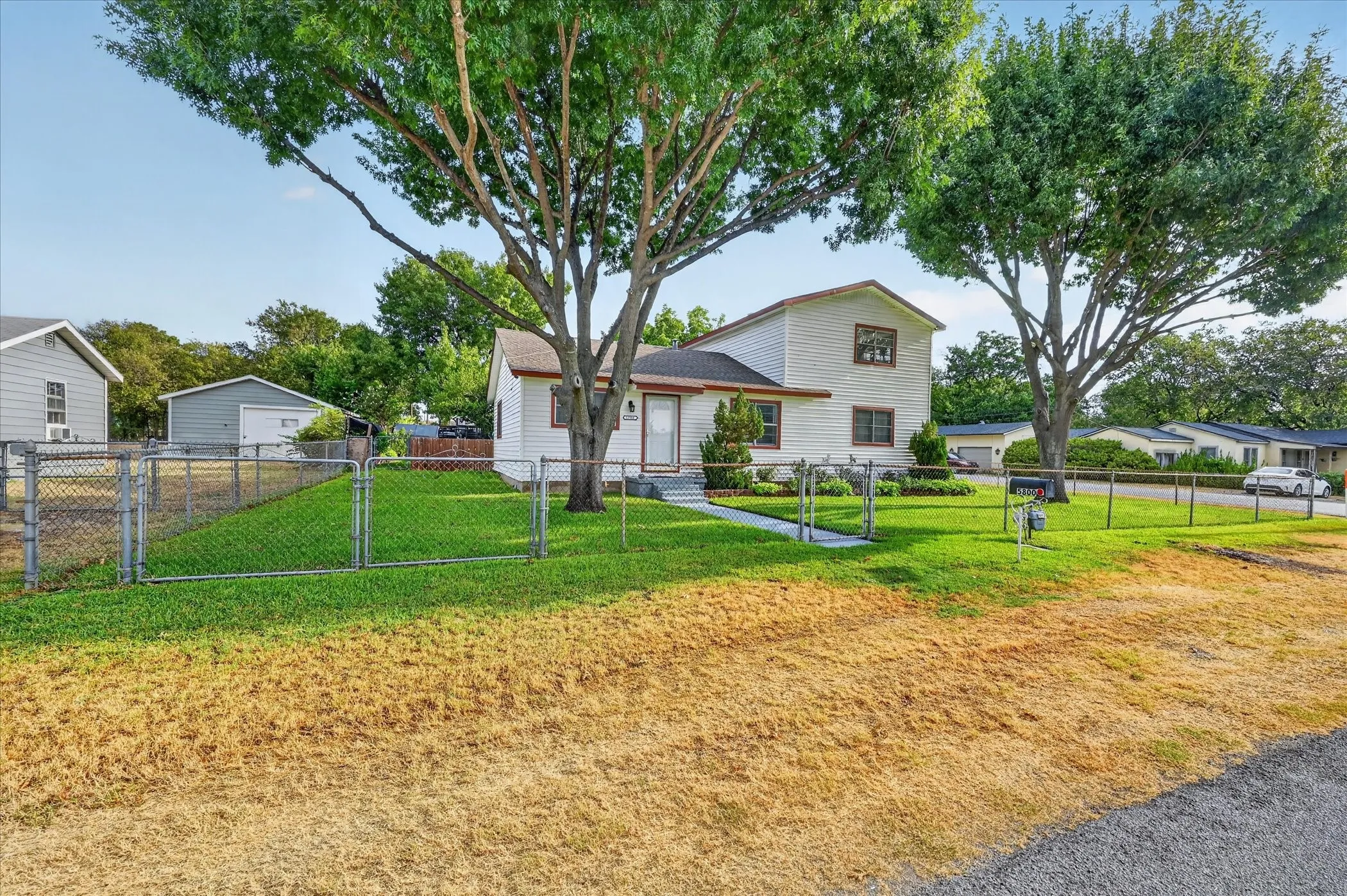 Single Family Residence For Sale in Tarrant County , 5800 Isbell Street, Sansom Park, Texas 76114, 6 Bedroom, 4 Bathroom, Garage spaces, 2,507 Sqft, built in 1952, mls#21372629, Real Estate Agent in Sansom Park, Homes For Sale in Tarrant county, Homes For Sale in Sansom Park, Realtor in Sansom Park Texas, Real Estate Brokerage Independent Realty Texas, Luminita Cordes Realtor