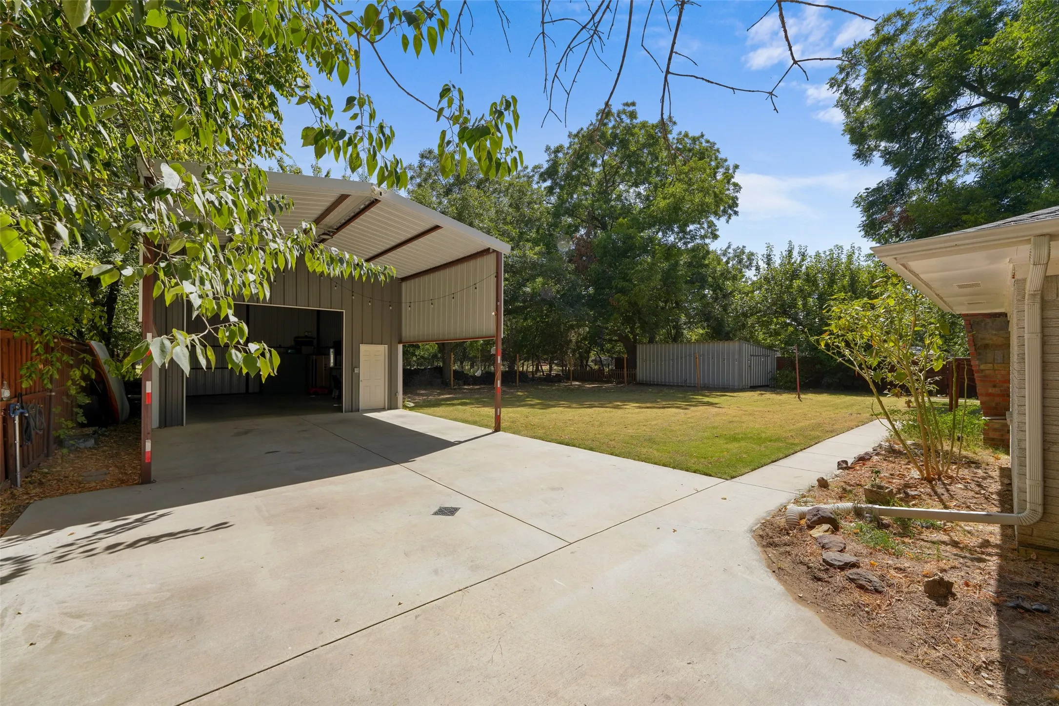 Single Family Residence For Sale in Denton County , 300 E Pecan Street, Aubrey, Texas 76227, 4 Bedroom, 3 Bathroom, Garage spaces, 1,851 Sqft, built in 1966, mls#21374324, Real Estate Agent in Aubrey, Homes For Sale in Denton county, Homes For Sale in Aubrey, Realtor in Aubrey Texas, Real Estate Brokerage Independent Realty Texas, Luminita Cordes Realtor