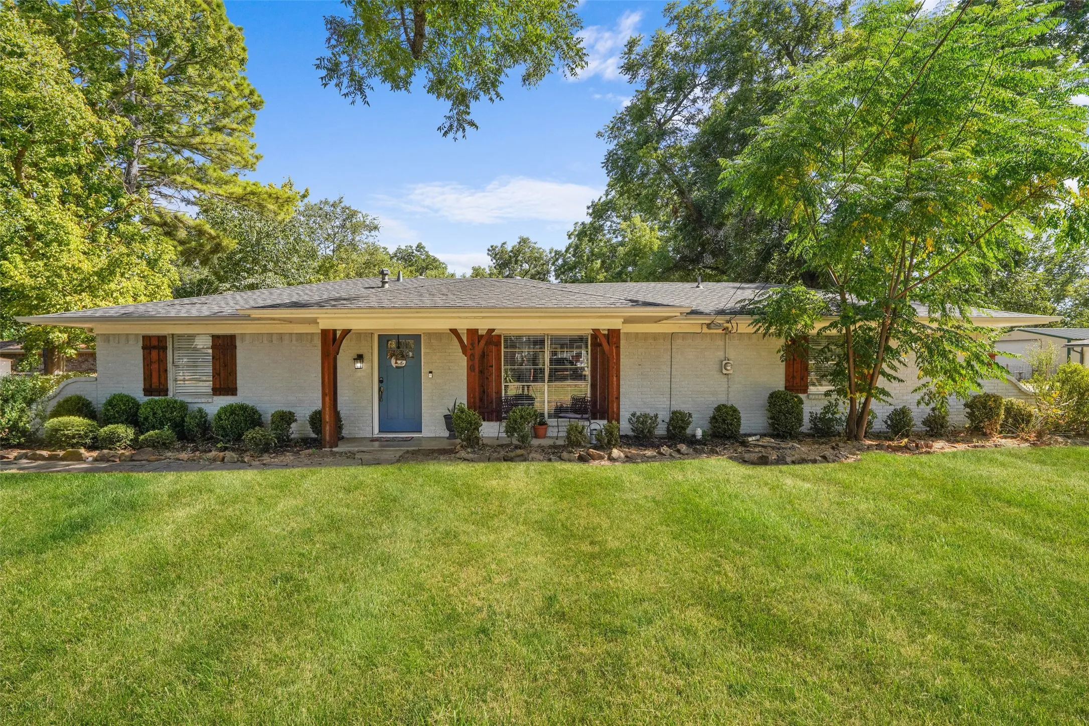 Single Family Residence For Sale in Denton County , 300 E Pecan Street, Aubrey, Texas 76227, 4 Bedroom, 3 Bathroom, Garage spaces, 1,851 Sqft, built in 1966, mls#21374324, Real Estate Agent in Aubrey, Homes For Sale in Denton county, Homes For Sale in Aubrey, Realtor in Aubrey Texas, Real Estate Brokerage Independent Realty Texas, Luminita Cordes Realtor