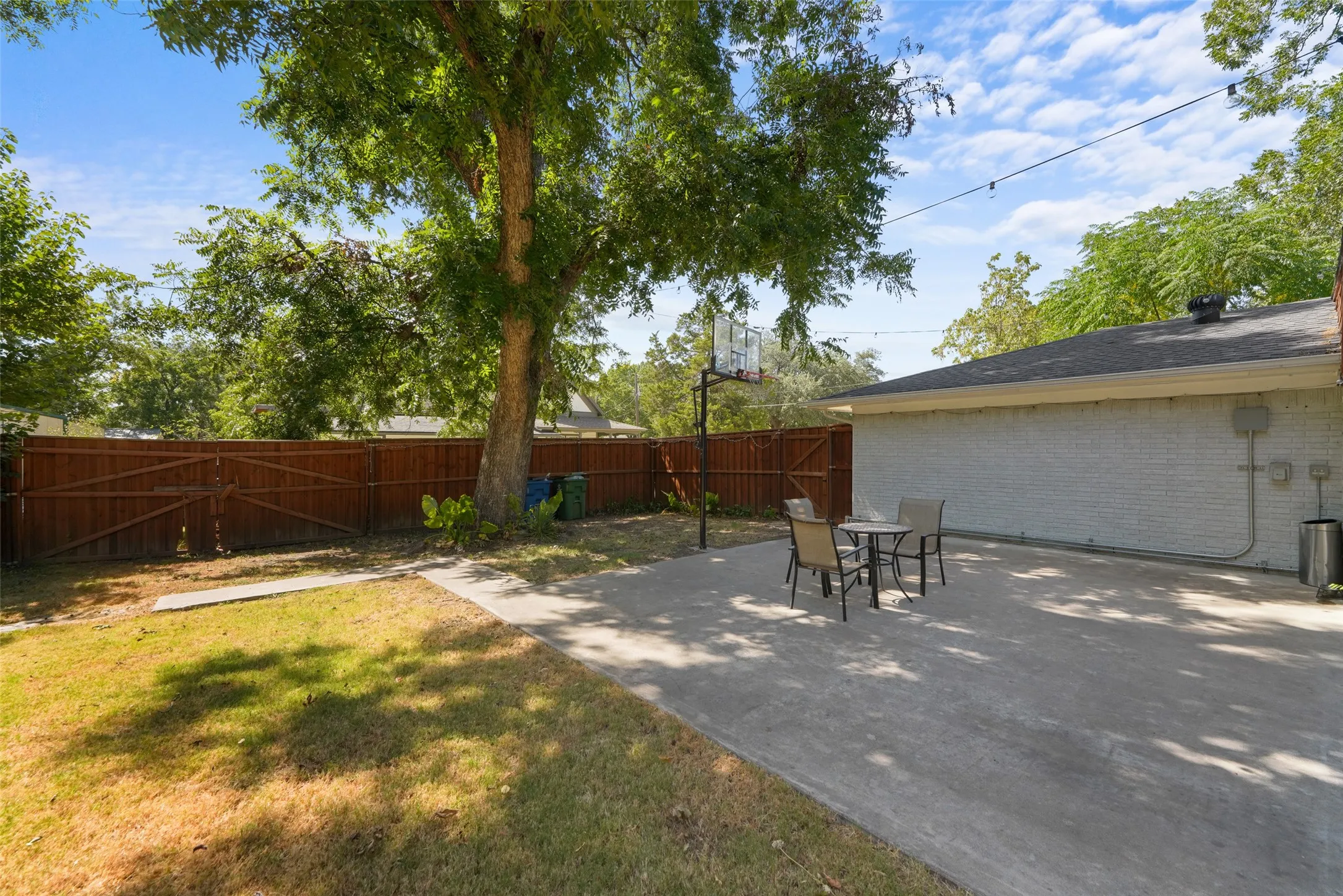 Single Family Residence For Sale in Denton County , 300 E Pecan Street, Aubrey, Texas 76227, 4 Bedroom, 3 Bathroom, Garage spaces, 1,851 Sqft, built in 1966, mls#21374324, Real Estate Agent in Aubrey, Homes For Sale in Denton county, Homes For Sale in Aubrey, Realtor in Aubrey Texas, Real Estate Brokerage Independent Realty Texas, Luminita Cordes Realtor