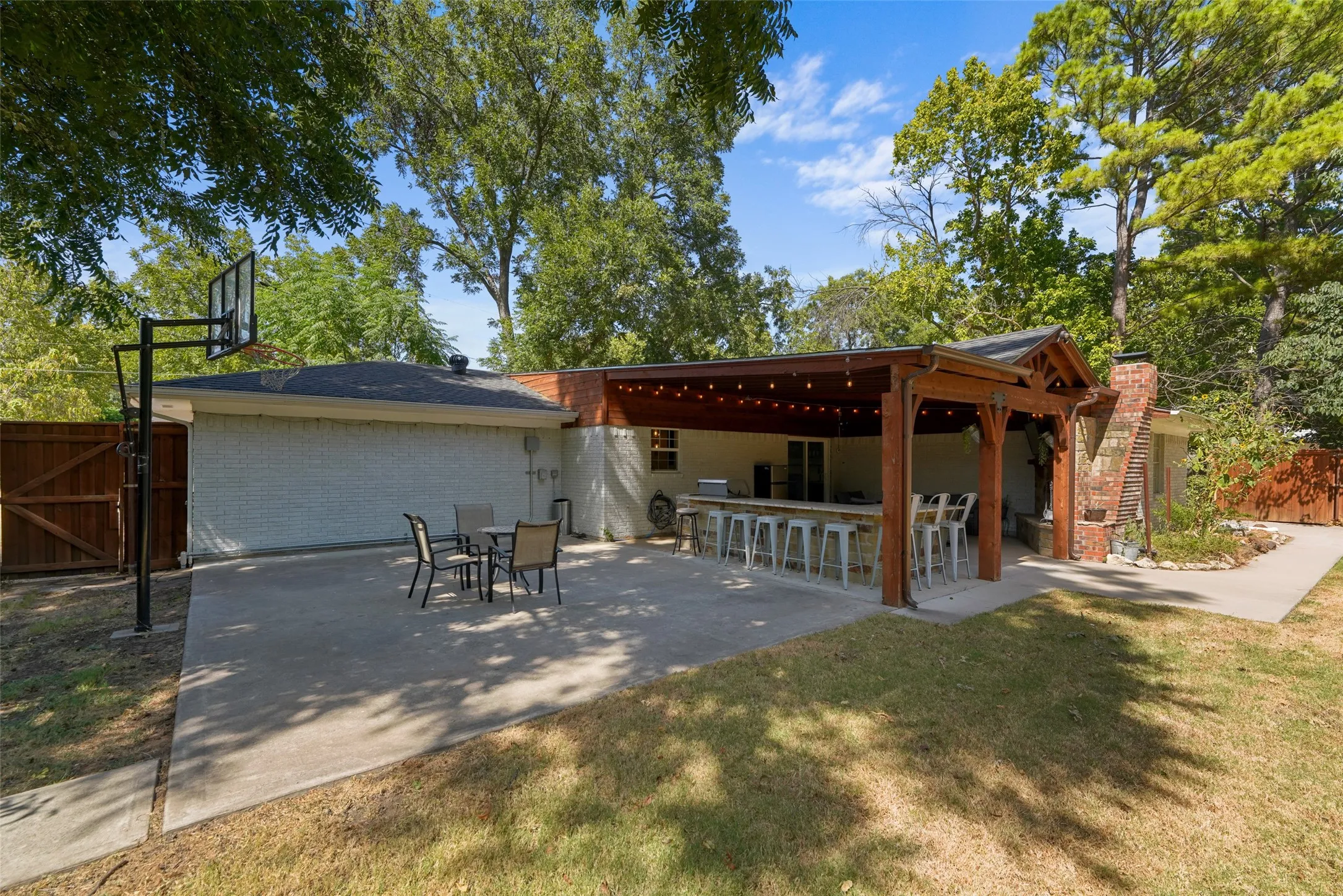 Single Family Residence For Sale in Denton County , 300 E Pecan Street, Aubrey, Texas 76227, 4 Bedroom, 3 Bathroom, Garage spaces, 1,851 Sqft, built in 1966, mls#21374324, Real Estate Agent in Aubrey, Homes For Sale in Denton county, Homes For Sale in Aubrey, Realtor in Aubrey Texas, Real Estate Brokerage Independent Realty Texas, Luminita Cordes Realtor