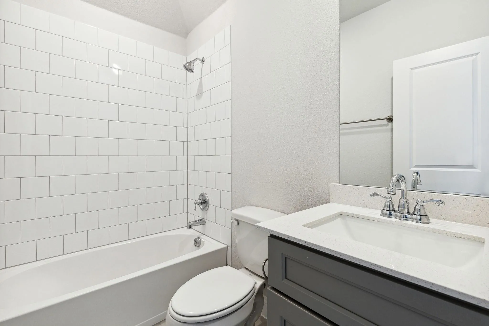 Full bathroom with vanity, toilet, and tiled shower / bath