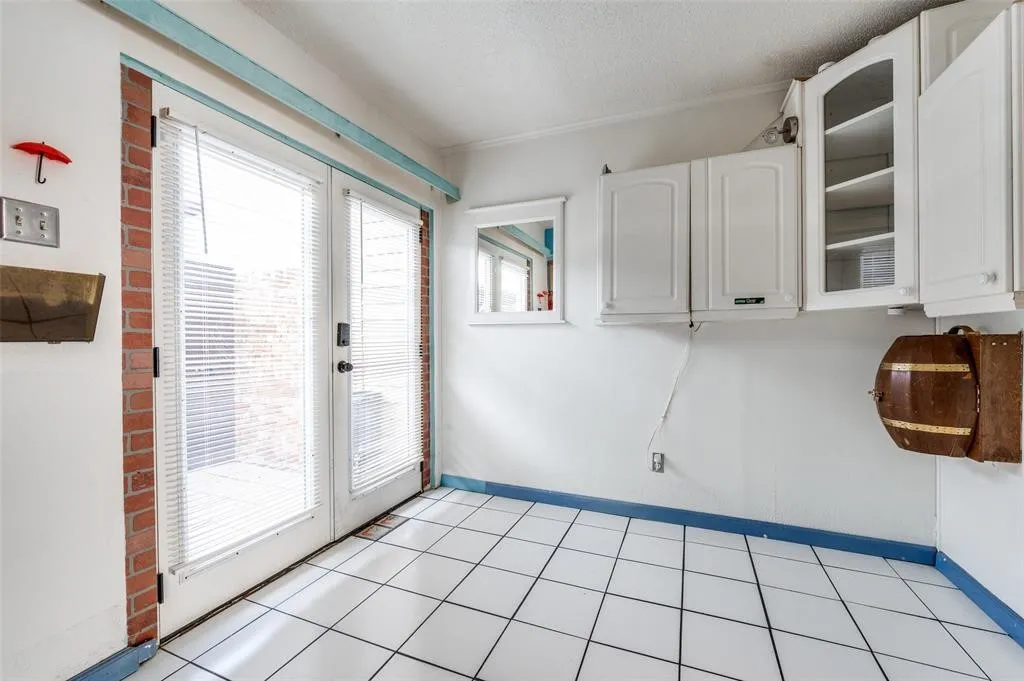Condominium For Sale in Dallas County , 9843 Park Lane Court, Dallas, Texas 75220, 2 Bedroom, 2 Bathroom, Garage spaces, 1,050 Sqft, built in 1968, mls#21374365, Real Estate Agent in Dallas, Homes For Sale in Dallas county, Homes For Sale in Dallas, Realtor in Dallas Texas, Real Estate Brokerage Independent Realty Texas, Luminita Cordes Realtor
