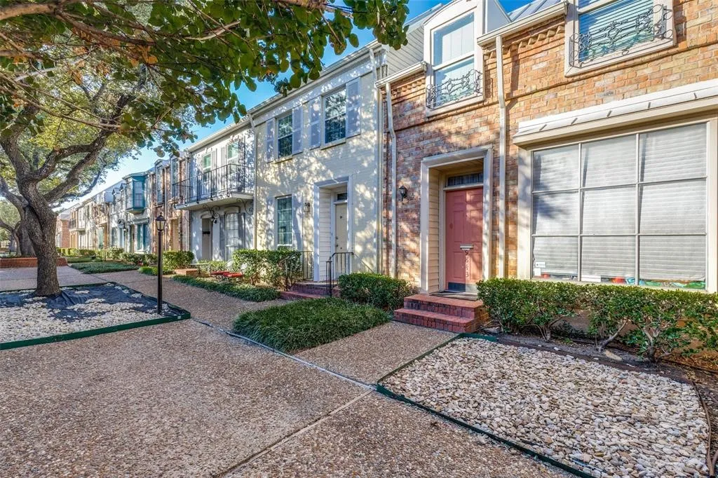 Condominium For Sale in Dallas County , 9843 Park Lane Court, Dallas, Texas 75220, 2 Bedroom, 2 Bathroom, Garage spaces, 1,050 Sqft, built in 1968, mls#21374365, Real Estate Agent in Dallas, Homes For Sale in Dallas county, Homes For Sale in Dallas, Realtor in Dallas Texas, Real Estate Brokerage Independent Realty Texas, Luminita Cordes Realtor