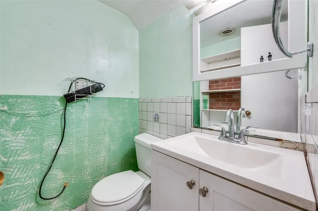Condominium For Sale in Dallas County , 9843 Park Lane Court, Dallas, Texas 75220, 2 Bedroom, 2 Bathroom, Garage spaces, 1,050 Sqft, built in 1968, mls#21374365, Real Estate Agent in Dallas, Homes For Sale in Dallas county, Homes For Sale in Dallas, Realtor in Dallas Texas, Real Estate Brokerage Independent Realty Texas, Luminita Cordes Realtor