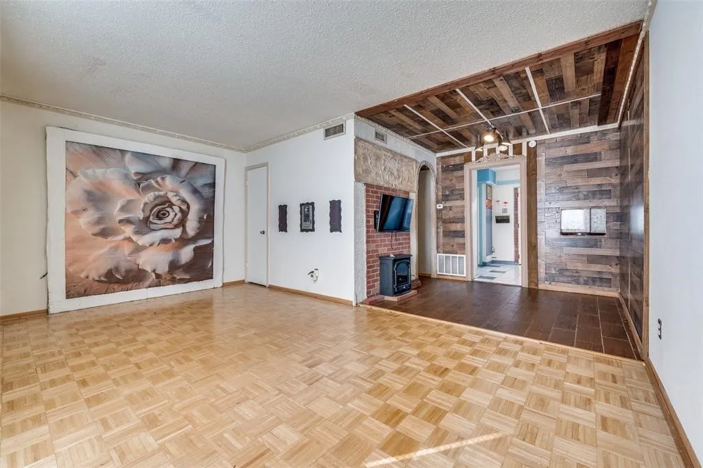 Condominium For Sale in Dallas County , 9843 Park Lane Court, Dallas, Texas 75220, 2 Bedroom, 2 Bathroom, Garage spaces, 1,050 Sqft, built in 1968, mls#21374365, Real Estate Agent in Dallas, Homes For Sale in Dallas county, Homes For Sale in Dallas, Realtor in Dallas Texas, Real Estate Brokerage Independent Realty Texas, Luminita Cordes Realtor