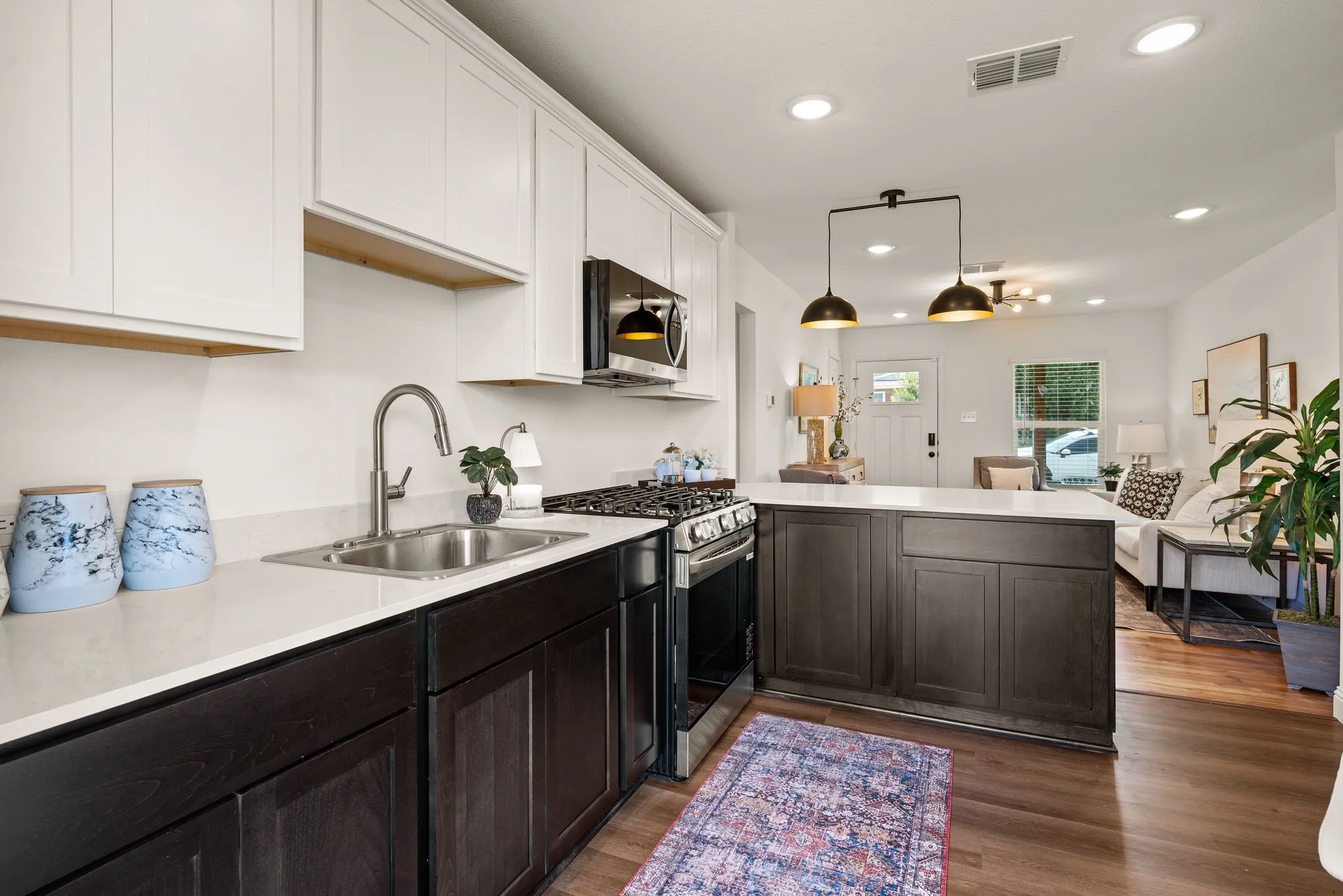 Spray nozzle at sink; Designer Lighting