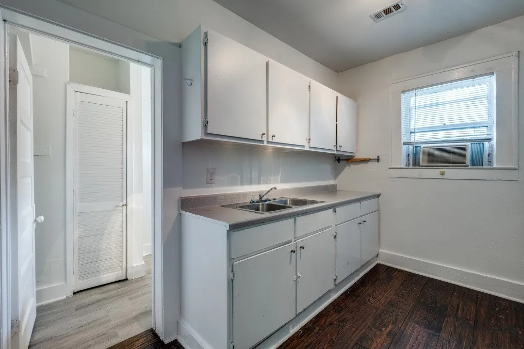 Apartment For Rent in Dallas County , 804 Sunset Avenue C, Dallas, Texas 75208, 1 Bedroom, 1 Bathroom, Garage spaces, 503 Sqft, built in 1913, mls#21374362, Real Estate Agent in Dallas, Homes For Rent in Dallas county, Homes For Rent in Dallas, Realtor in Dallas Texas, Real Estate Brokerage Independent Realty Texas, Luminita Cordes Realtor