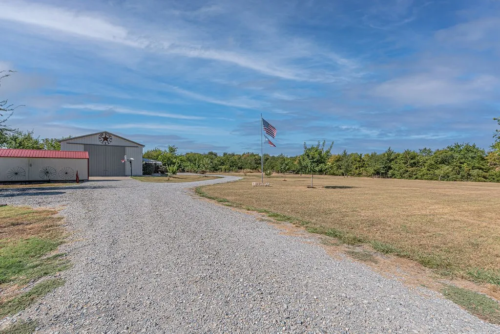 Single Family Residence For Sale in Hunt County , 4129 County Road 4111, Campbell, Texas 75422, 3 Bedroom, 2 Bathroom, Garage spaces, 2,160 Sqft, built in 2015, mls#21374044, Real Estate Agent in Campbell, Homes For Sale in Hunt county, Homes For Sale in Campbell, Realtor in Campbell Texas, Real Estate Brokerage Independent Realty Texas, Luminita Cordes Realtor