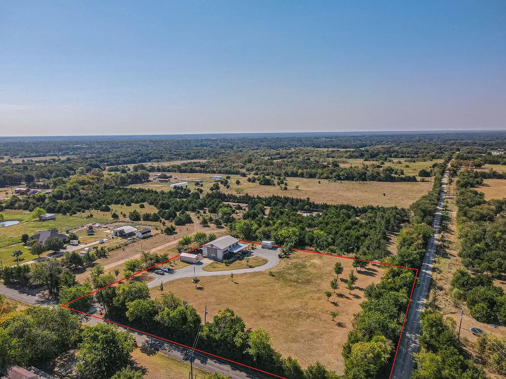 Single Family Residence For Sale in Hunt County , 4129 County Road 4111, Campbell, Texas 75422, 3 Bedroom, 2 Bathroom, Garage spaces, 2,160 Sqft, built in 2015, mls#21374044, Real Estate Agent in Campbell, Homes For Sale in Hunt county, Homes For Sale in Campbell, Realtor in Campbell Texas, Real Estate Brokerage Independent Realty Texas, Luminita Cordes Realtor