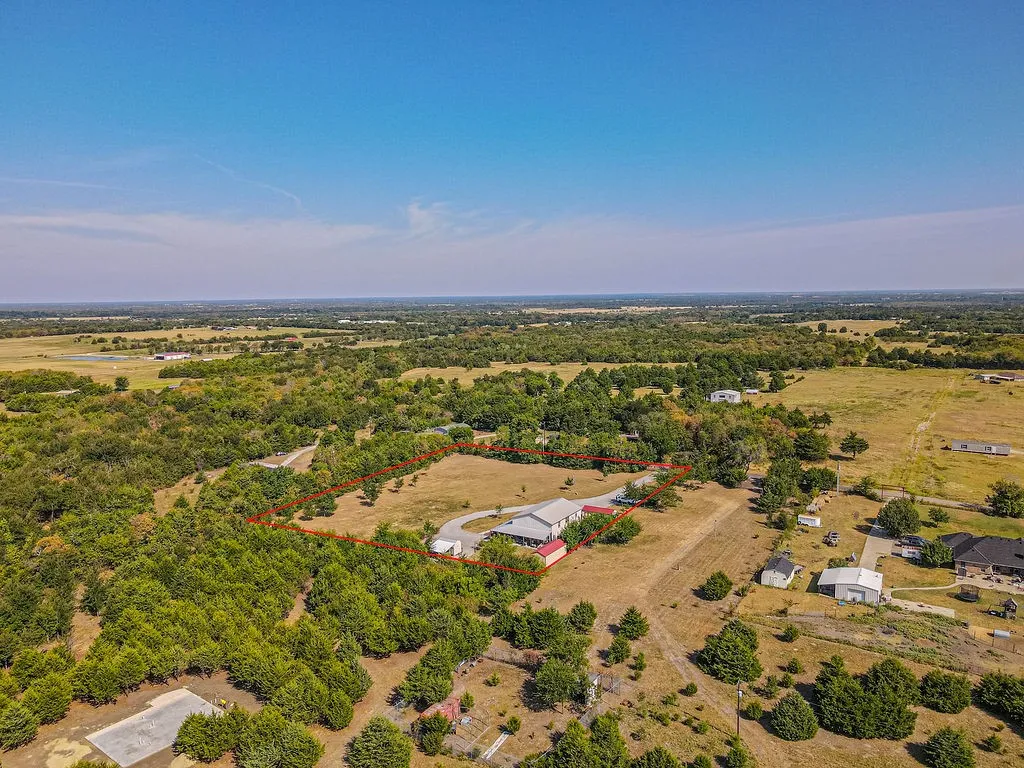 Single Family Residence For Sale in Hunt County , 4129 County Road 4111, Campbell, Texas 75422, 3 Bedroom, 2 Bathroom, Garage spaces, 2,160 Sqft, built in 2015, mls#21374044, Real Estate Agent in Campbell, Homes For Sale in Hunt county, Homes For Sale in Campbell, Realtor in Campbell Texas, Real Estate Brokerage Independent Realty Texas, Luminita Cordes Realtor