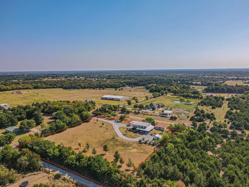 Single Family Residence For Sale in Hunt County , 4129 County Road 4111, Campbell, Texas 75422, 3 Bedroom, 2 Bathroom, Garage spaces, 2,160 Sqft, built in 2015, mls#21374044, Real Estate Agent in Campbell, Homes For Sale in Hunt county, Homes For Sale in Campbell, Realtor in Campbell Texas, Real Estate Brokerage Independent Realty Texas, Luminita Cordes Realtor
