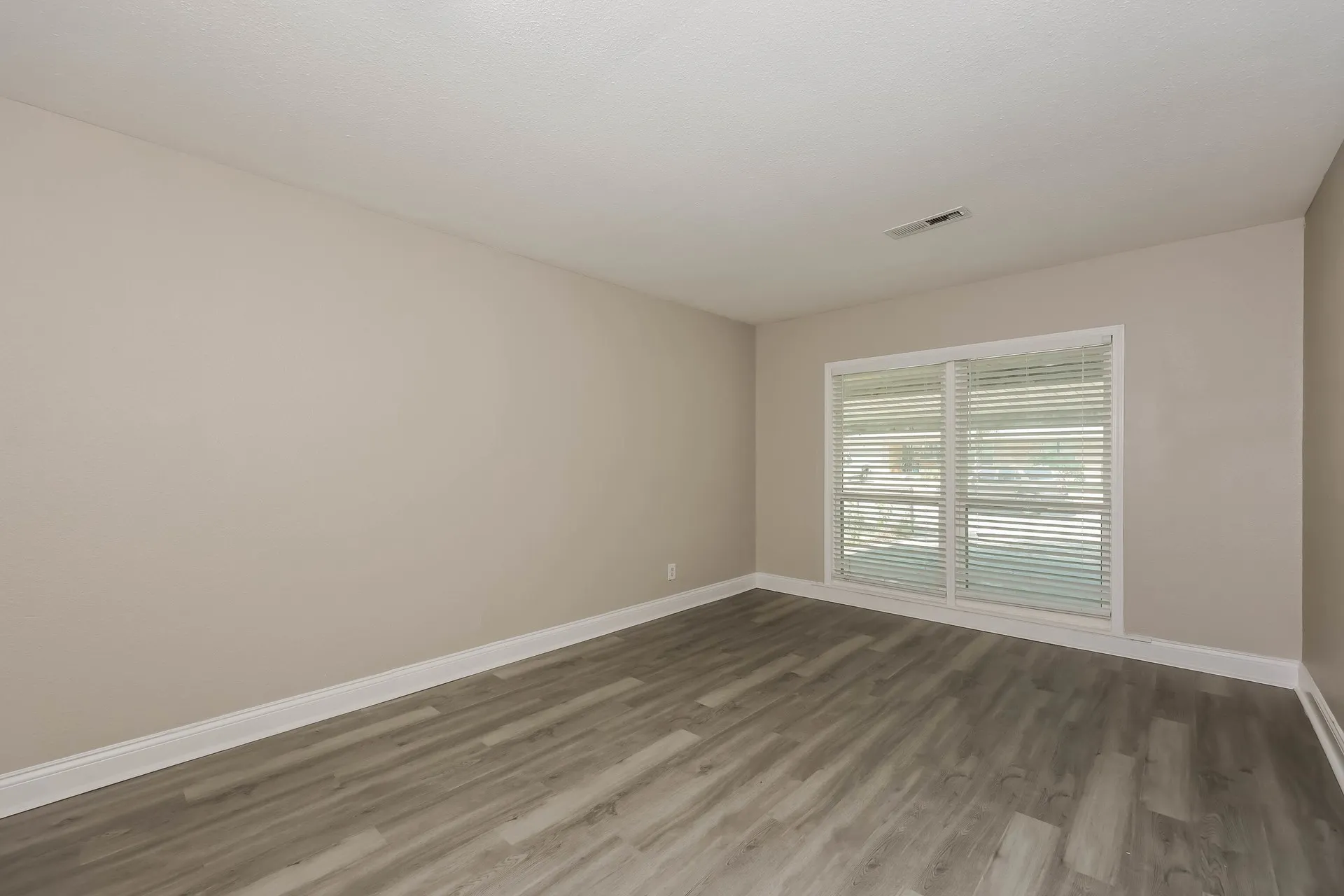Single Family Residence For Sale in Dallas County , 7832 Seydel Street, Dallas, Texas 75217, 4 Bedroom, 3 Bathroom, Garage spaces, 1,538 Sqft, built in 1954, mls#21374370, Real Estate Agent in Dallas, Homes For Sale in Dallas county, Homes For Sale in Dallas, Realtor in Dallas Texas, Real Estate Brokerage Independent Realty Texas, Luminita Cordes Realtor