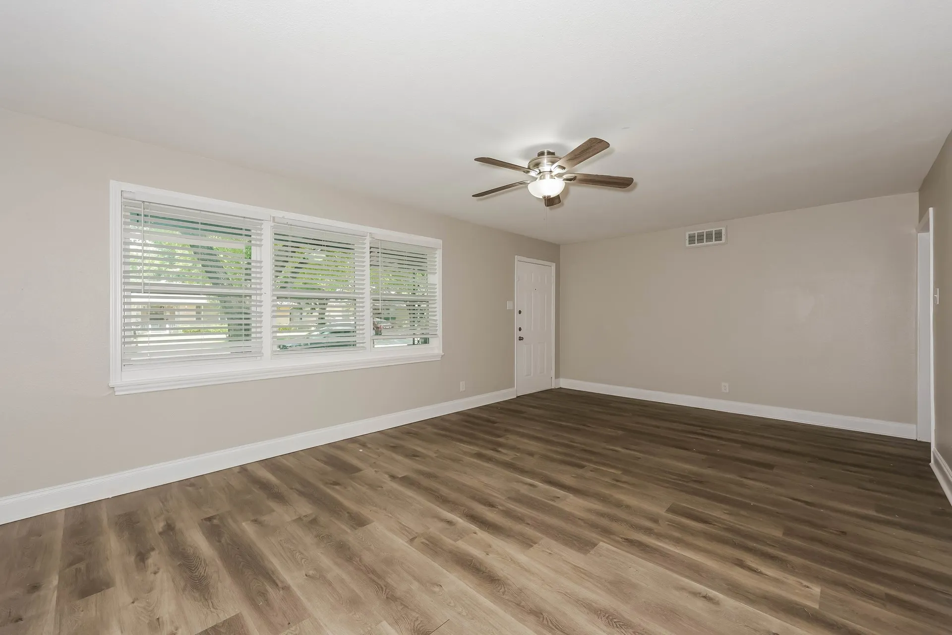 Single Family Residence For Sale in Dallas County , 7832 Seydel Street, Dallas, Texas 75217, 4 Bedroom, 3 Bathroom, Garage spaces, 1,538 Sqft, built in 1954, mls#21374370, Real Estate Agent in Dallas, Homes For Sale in Dallas county, Homes For Sale in Dallas, Realtor in Dallas Texas, Real Estate Brokerage Independent Realty Texas, Luminita Cordes Realtor