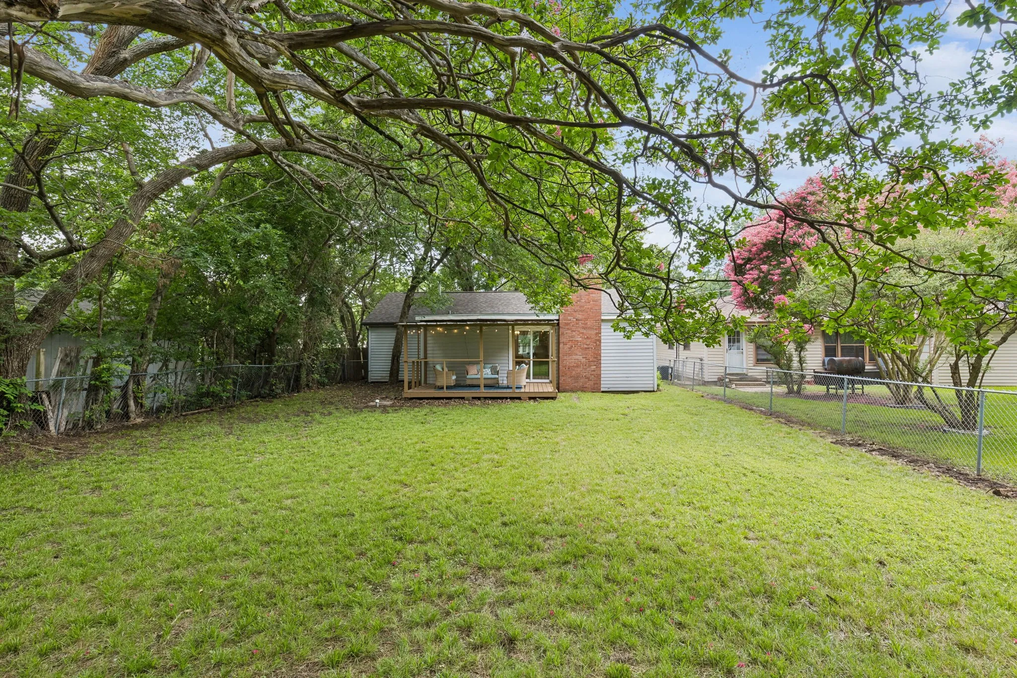 Single Family Residence For Rent in Grayson County , 411 W Taylor Street, Sherman, Texas 75092, 3 Bedroom, 2 Bathroom, 1 Garage spaces, 1,300 Sqft, built in 1952, mls#21369350, Real Estate Agent in Sherman, Homes For Rent in Grayson county, Homes For Rent in Sherman, Realtor in Sherman Texas, Real Estate Brokerage Independent Realty Texas, Luminita Cordes Realtor