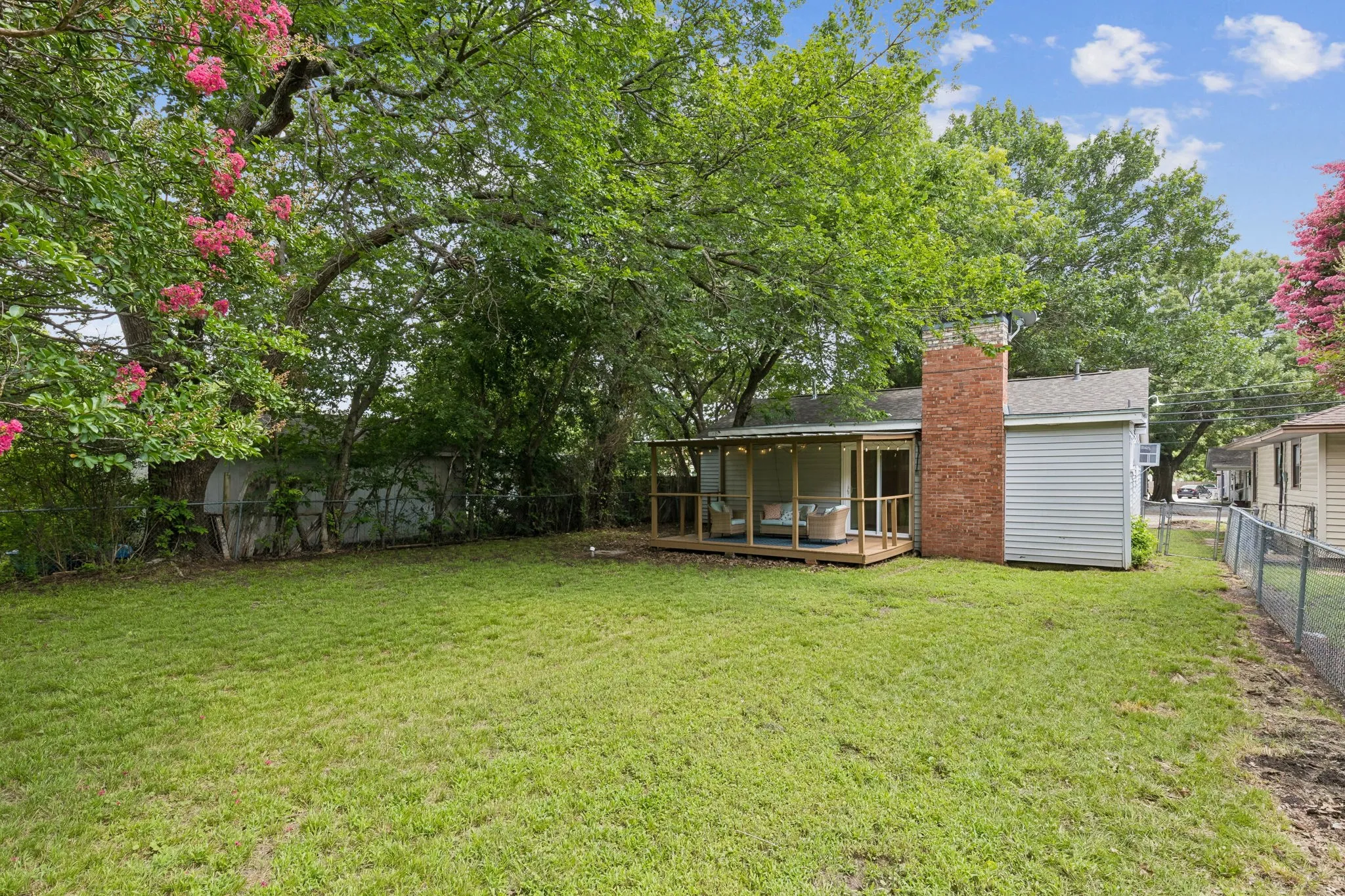 Single Family Residence For Rent in Grayson County , 411 W Taylor Street, Sherman, Texas 75092, 3 Bedroom, 2 Bathroom, 1 Garage spaces, 1,300 Sqft, built in 1952, mls#21369350, Real Estate Agent in Sherman, Homes For Rent in Grayson county, Homes For Rent in Sherman, Realtor in Sherman Texas, Real Estate Brokerage Independent Realty Texas, Luminita Cordes Realtor