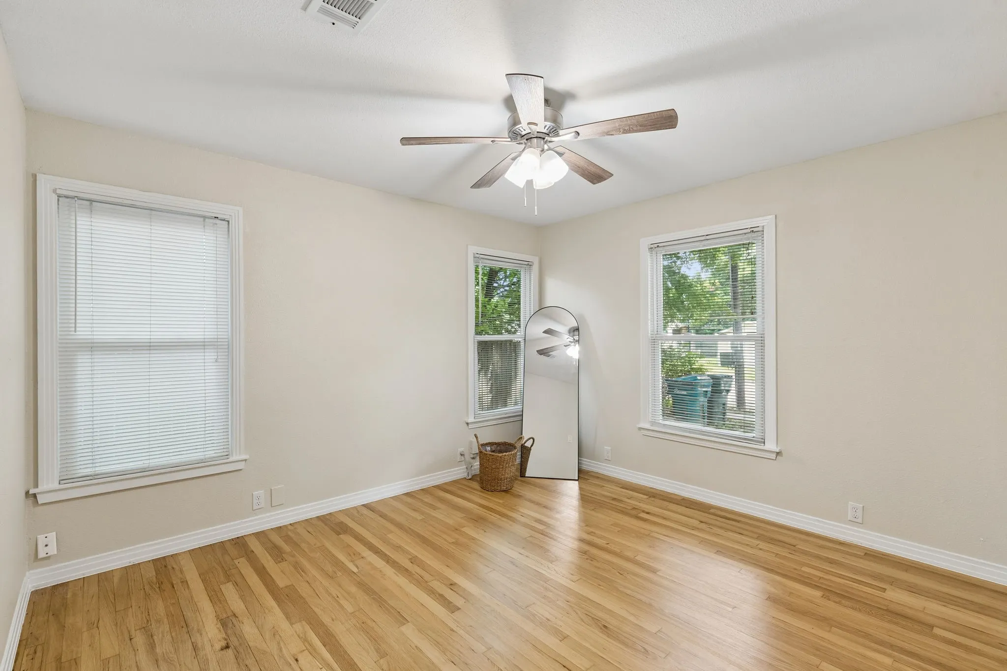 Single Family Residence For Rent in Grayson County , 411 W Taylor Street, Sherman, Texas 75092, 3 Bedroom, 2 Bathroom, 1 Garage spaces, 1,300 Sqft, built in 1952, mls#21369350, Real Estate Agent in Sherman, Homes For Rent in Grayson county, Homes For Rent in Sherman, Realtor in Sherman Texas, Real Estate Brokerage Independent Realty Texas, Luminita Cordes Realtor