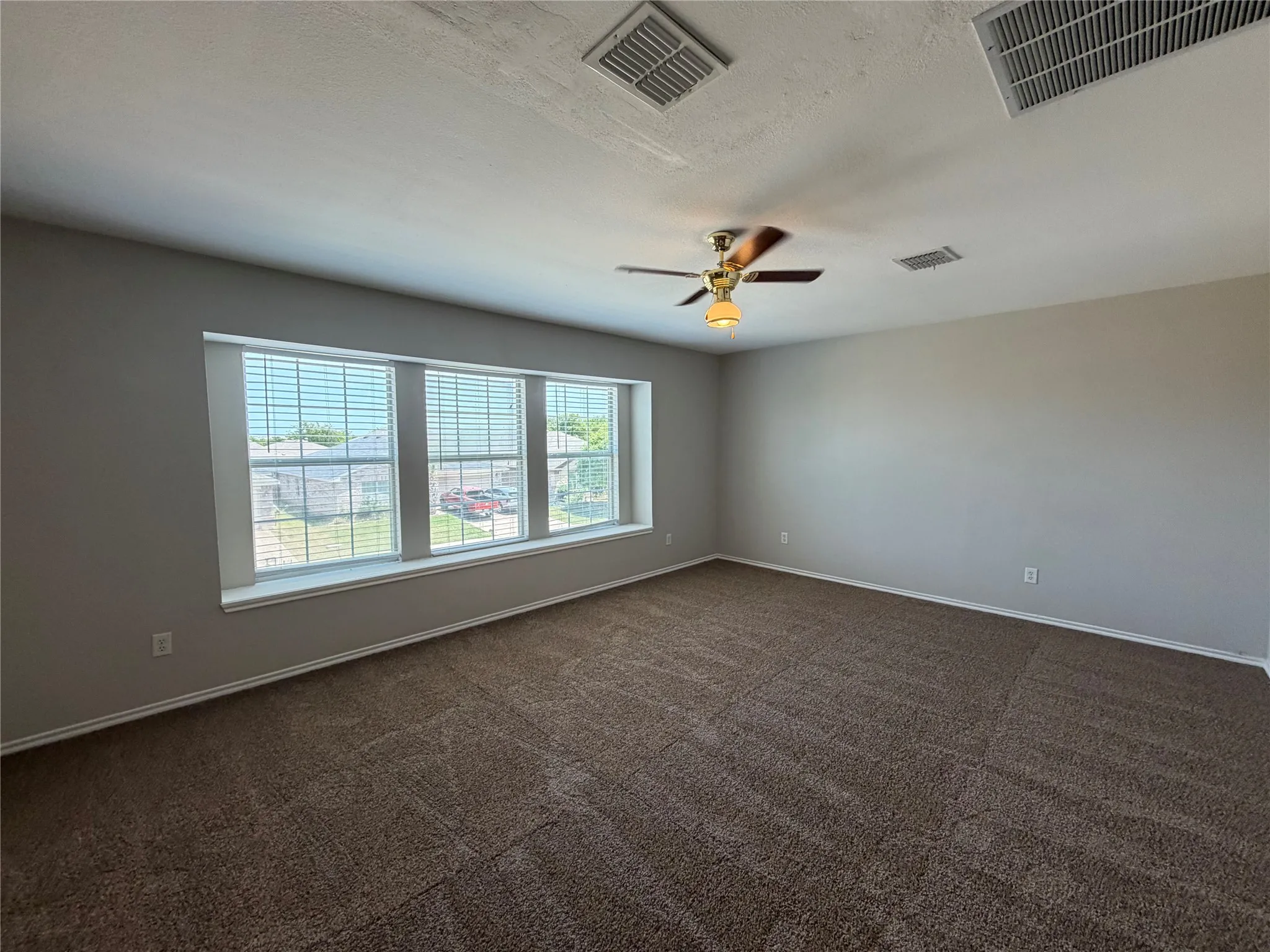 Single Family Residence For Rent in Tarrant County , 8512 Prairie Wind Trail, Fort Worth, Texas 76134, 4 Bedroom, 3 Bathroom, 2 Garage spaces, 2,601 Sqft, built in 2004, mls#21374356, Real Estate Agent in Fort Worth, Homes For Rent in Tarrant county, Homes For Rent in Fort Worth, Realtor in Fort Worth Texas, Real Estate Brokerage Independent Realty Texas, Luminita Cordes Realtor
