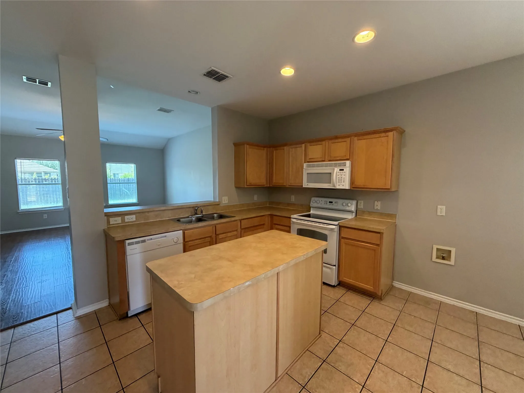 Single Family Residence For Rent in Tarrant County , 8512 Prairie Wind Trail, Fort Worth, Texas 76134, 4 Bedroom, 3 Bathroom, 2 Garage spaces, 2,601 Sqft, built in 2004, mls#21374356, Real Estate Agent in Fort Worth, Homes For Rent in Tarrant county, Homes For Rent in Fort Worth, Realtor in Fort Worth Texas, Real Estate Brokerage Independent Realty Texas, Luminita Cordes Realtor