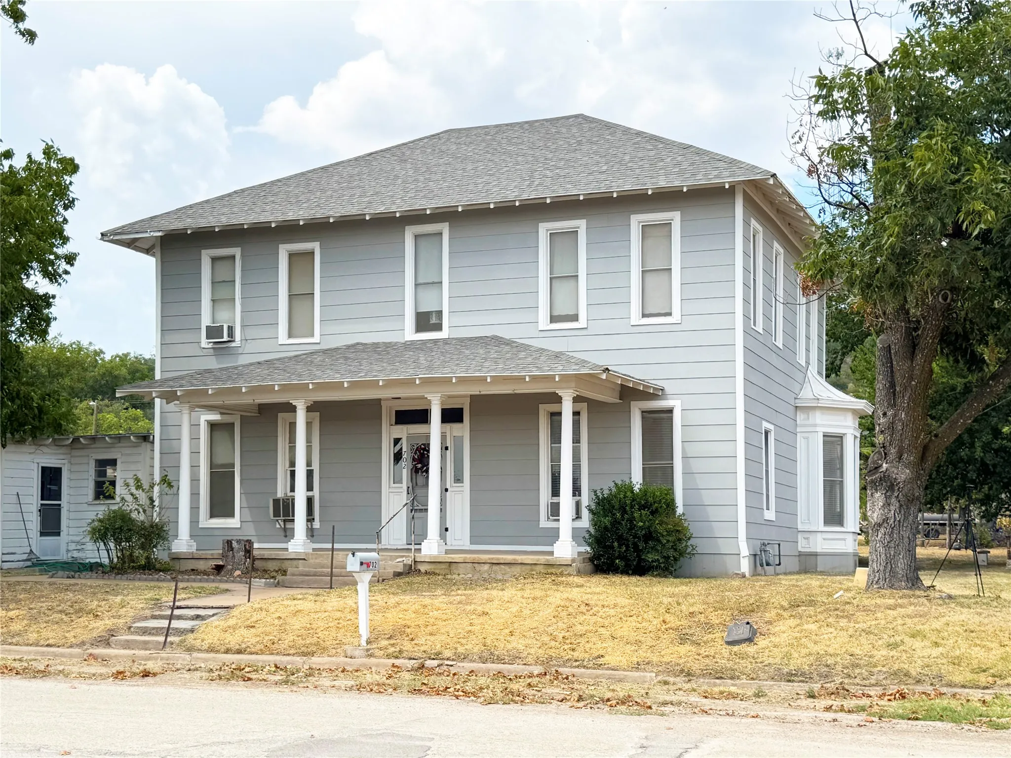 Single Family Residence For Sale in Coleman County , 702 Avenue B, Santa Anna, Texas 76878, 5 Bedroom, 2 Bathroom, Garage spaces, 2,830 Sqft, built in 1885, mls#21373954, Real Estate Agent in Santa Anna, Homes For Sale in Coleman county, Homes For Sale in Santa Anna, Realtor in Santa Anna Texas, Real Estate Brokerage Independent Realty Texas, Luminita Cordes Realtor