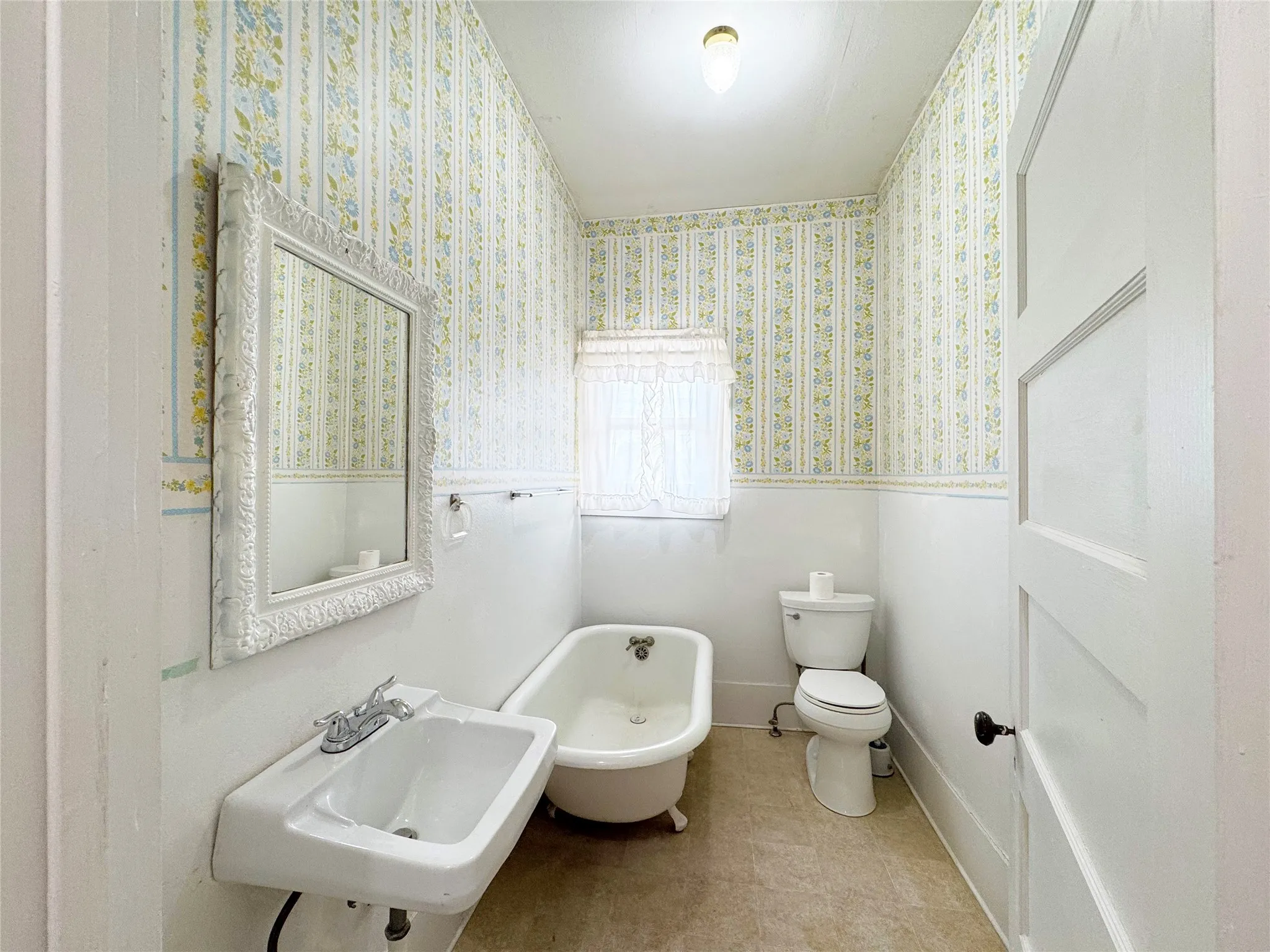 Single Family Residence For Sale in Coleman County , 702 Avenue B, Santa Anna, Texas 76878, 5 Bedroom, 2 Bathroom, Garage spaces, 2,830 Sqft, built in 1885, mls#21373954, Real Estate Agent in Santa Anna, Homes For Sale in Coleman county, Homes For Sale in Santa Anna, Realtor in Santa Anna Texas, Real Estate Brokerage Independent Realty Texas, Luminita Cordes Realtor