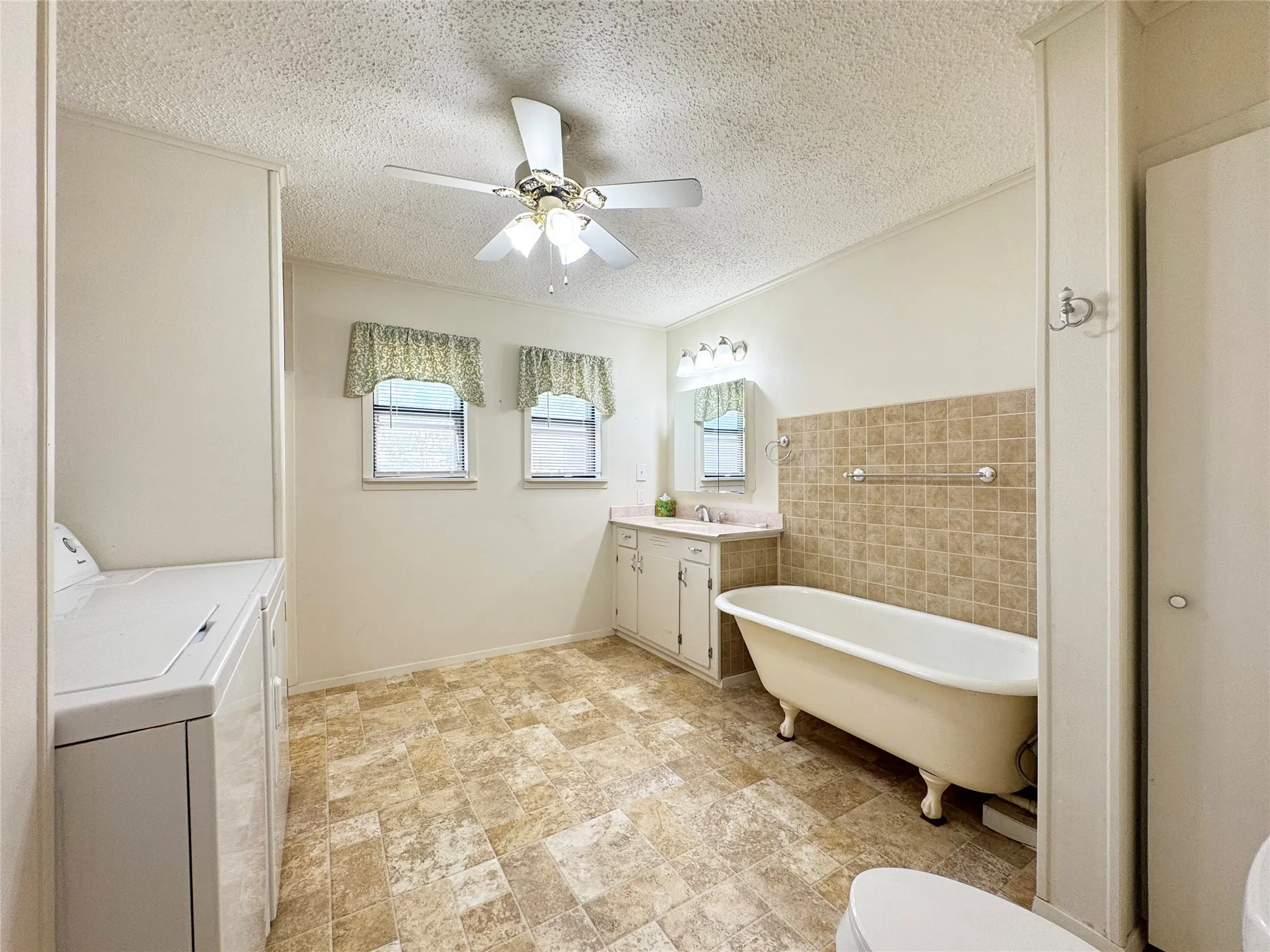 Single Family Residence For Sale in Coleman County , 702 Avenue B, Santa Anna, Texas 76878, 5 Bedroom, 2 Bathroom, Garage spaces, 2,830 Sqft, built in 1885, mls#21373954, Real Estate Agent in Santa Anna, Homes For Sale in Coleman county, Homes For Sale in Santa Anna, Realtor in Santa Anna Texas, Real Estate Brokerage Independent Realty Texas, Luminita Cordes Realtor