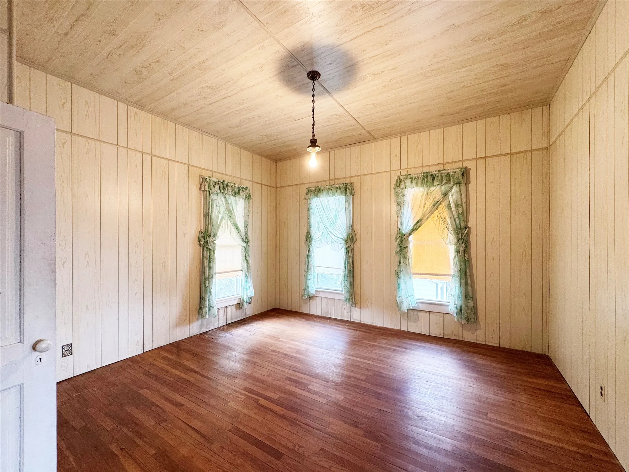Single Family Residence For Sale in Coleman County , 702 Avenue B, Santa Anna, Texas 76878, 5 Bedroom, 2 Bathroom, Garage spaces, 2,830 Sqft, built in 1885, mls#21373954, Real Estate Agent in Santa Anna, Homes For Sale in Coleman county, Homes For Sale in Santa Anna, Realtor in Santa Anna Texas, Real Estate Brokerage Independent Realty Texas, Luminita Cordes Realtor