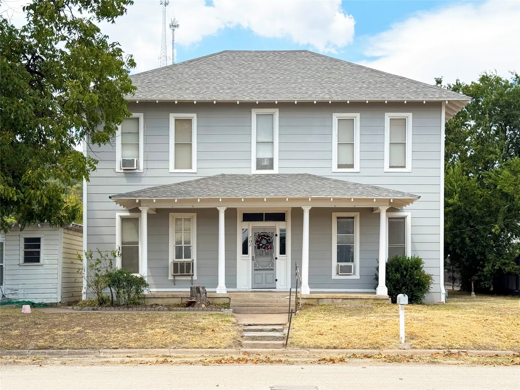 Single Family Residence For Sale in Coleman County , 702 Avenue B, Santa Anna, Texas 76878, 5 Bedroom, 2 Bathroom, Garage spaces, 2,830 Sqft, built in 1885, mls#21373954, Real Estate Agent in Santa Anna, Homes For Sale in Coleman county, Homes For Sale in Santa Anna, Realtor in Santa Anna Texas, Real Estate Brokerage Independent Realty Texas, Luminita Cordes Realtor