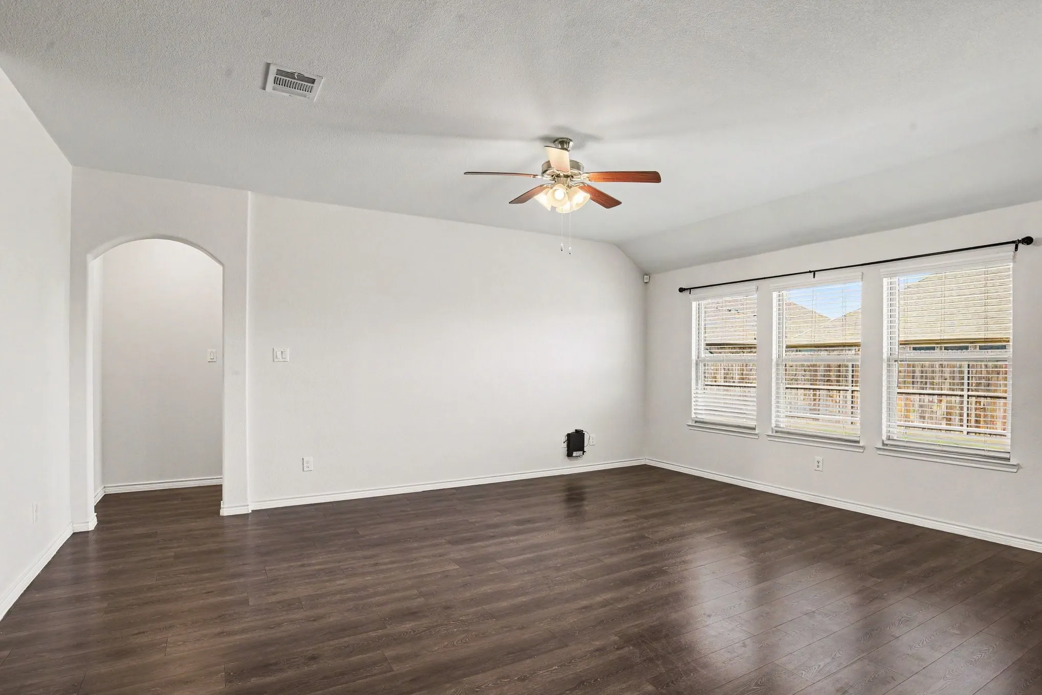 Single Family Residence For Sale in Hunt County , 127 Longhorn Pass, Caddo Mills, Texas 75135, 4 Bedroom, 2 Bathroom, 2 Garage spaces, 2,023 Sqft, built in 2020, mls#21373818, Real Estate Agent in Caddo Mills, Homes For Sale in Hunt county, Homes For Sale in Caddo Mills, Realtor in Caddo Mills Texas, Real Estate Brokerage Independent Realty Texas, Luminita Cordes Realtor